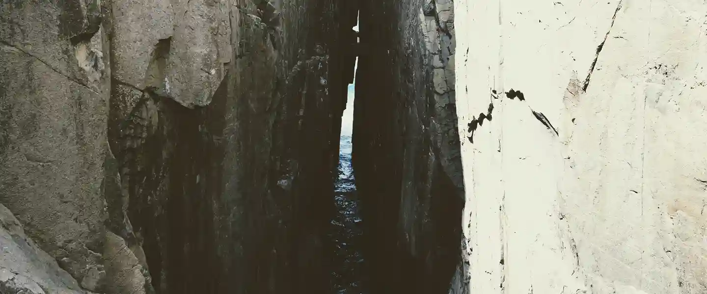 Un espacio muy pequeño entre murallas de piedra