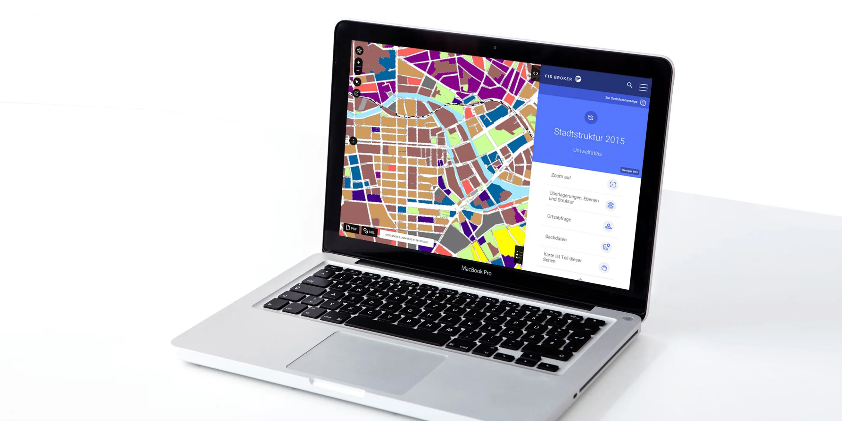 MacBook aufgeklappt, bunter Screen von Geoportal Berlin