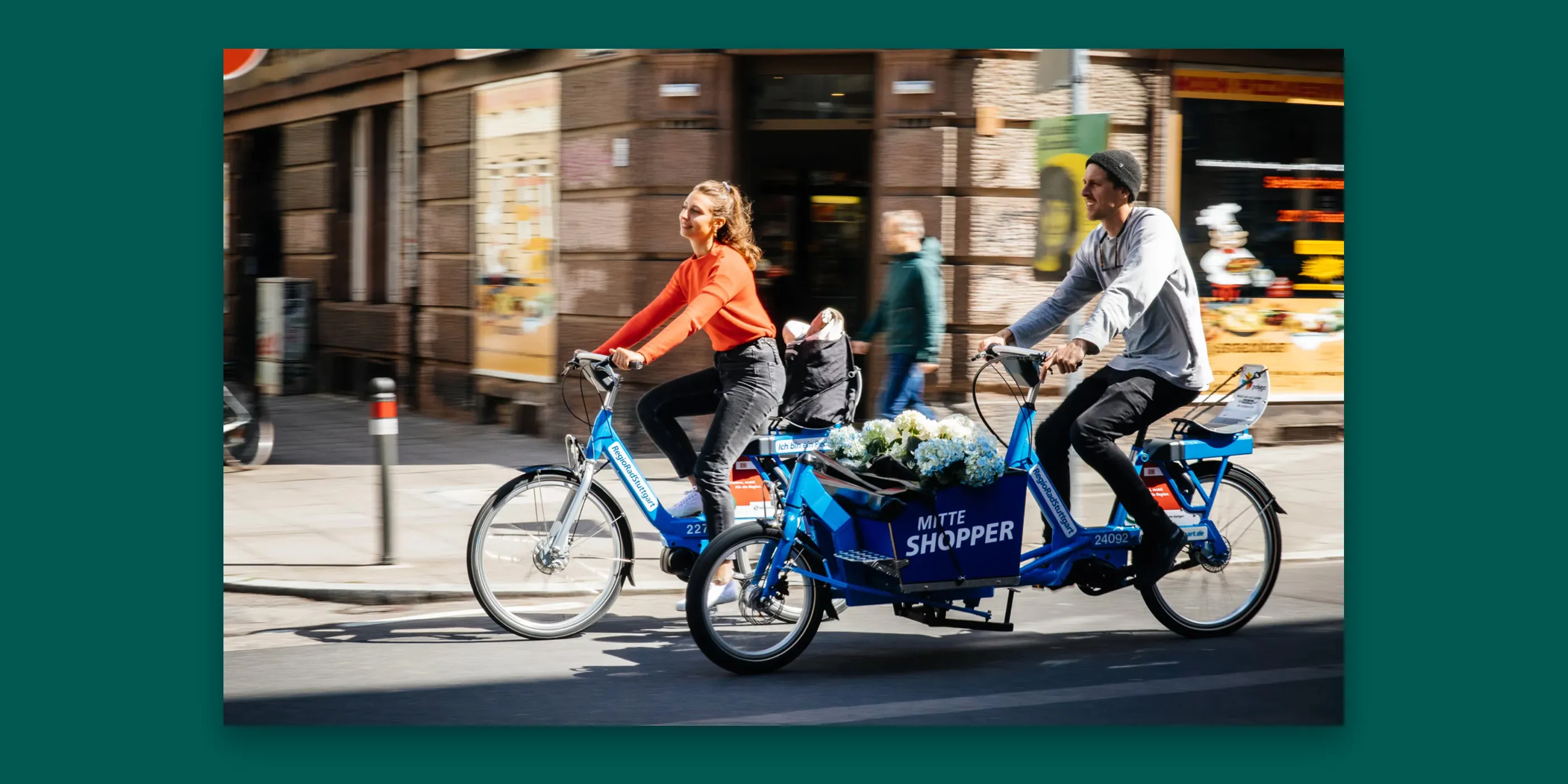 Eine Frau mit einem Fahrrad und rin Mann mit einem Lastenfahrrad von Call a Bike