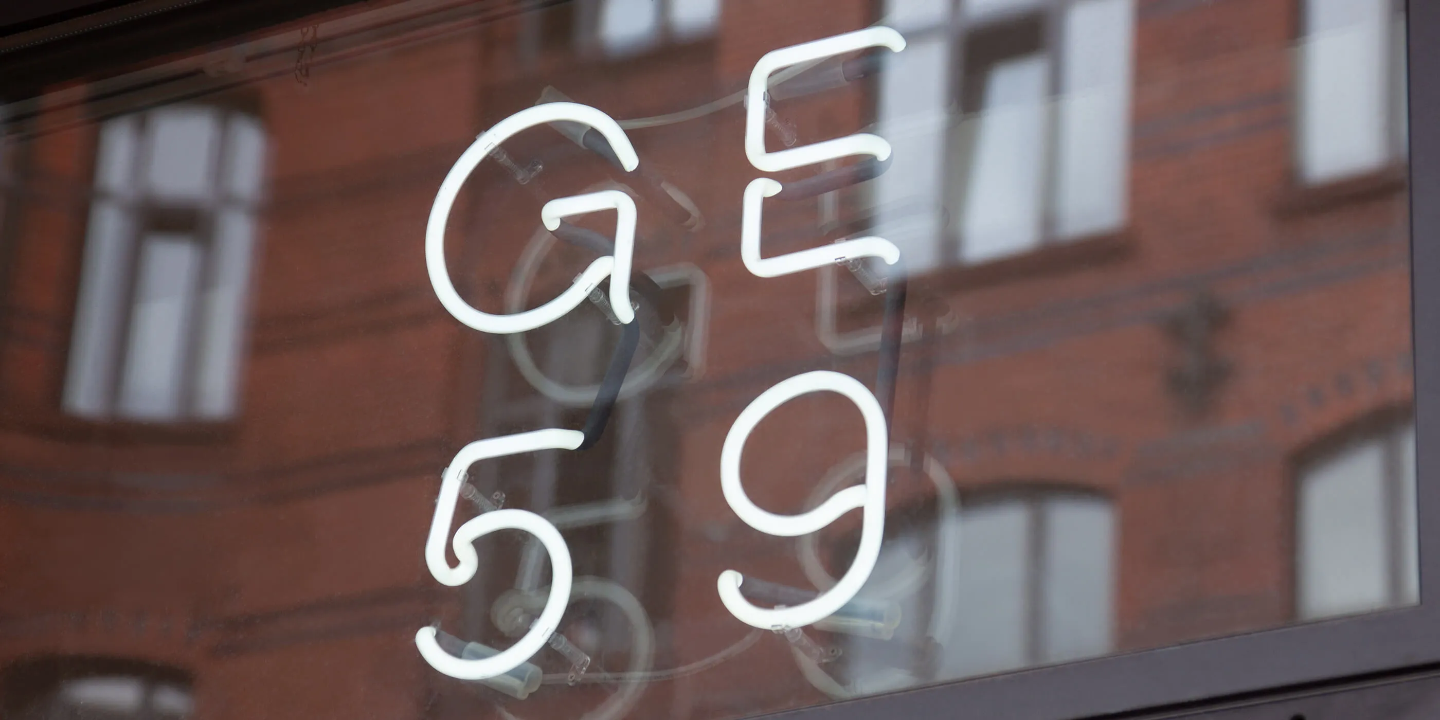 Das Firmenschild der Galerie GE59 in Berlin-Kreuzberg