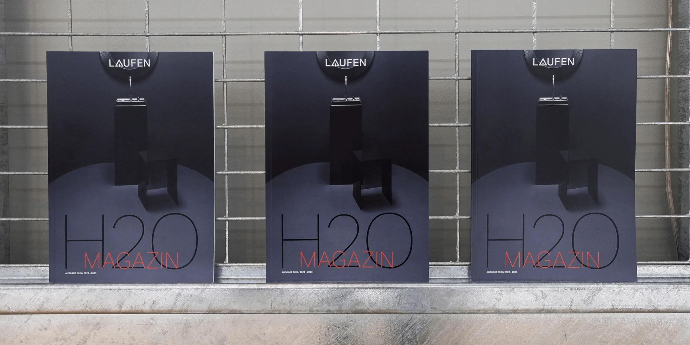 Henkelhiedl designed the »H2O magazine« from LAUFEN. The picture of the magazine was taken at LAUFEN SPACE BERLIN and shows three magazines on the shelf.