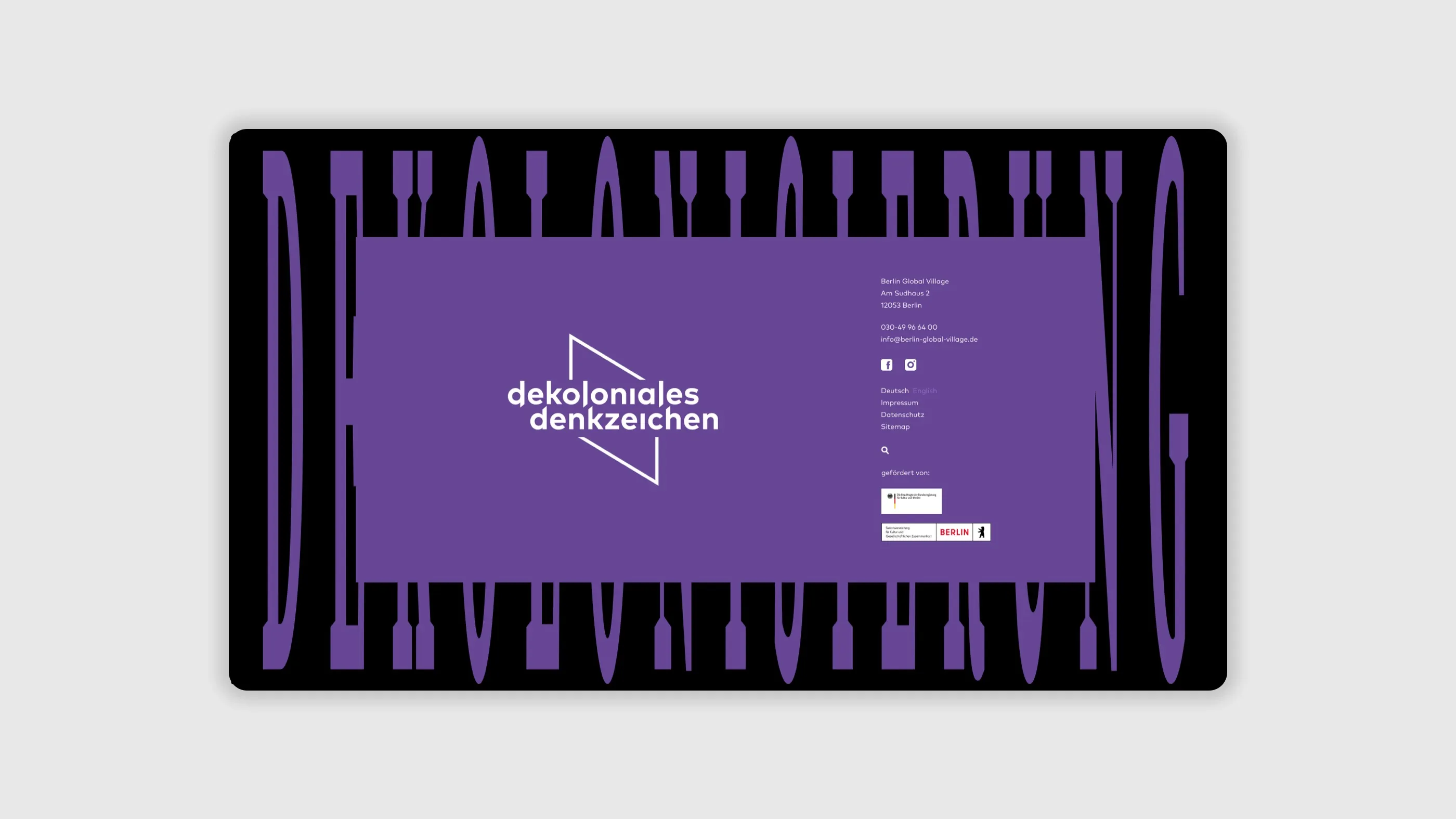 Website-Ansicht "Dekoloniales Denkzeichen", Footergrafik bestehend aus verzerrtem Schriftzug und lila Content-Box