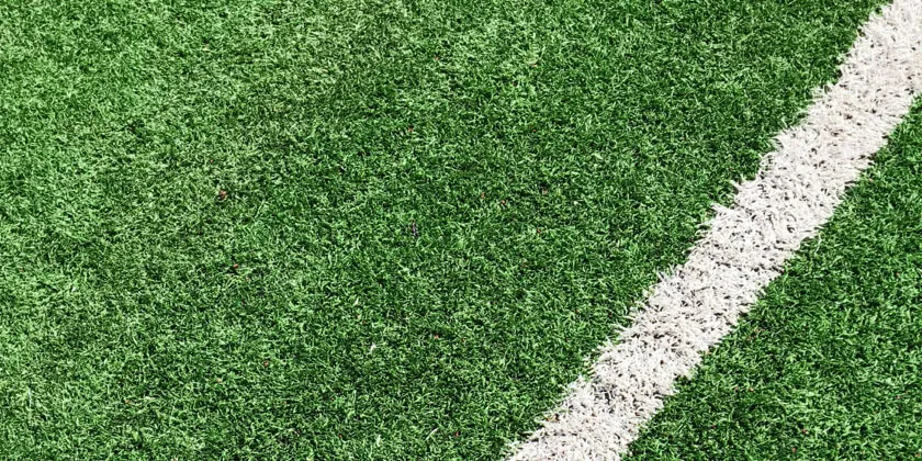 Bild eines Fußballrasens mit dem Anschnitt einer Linie