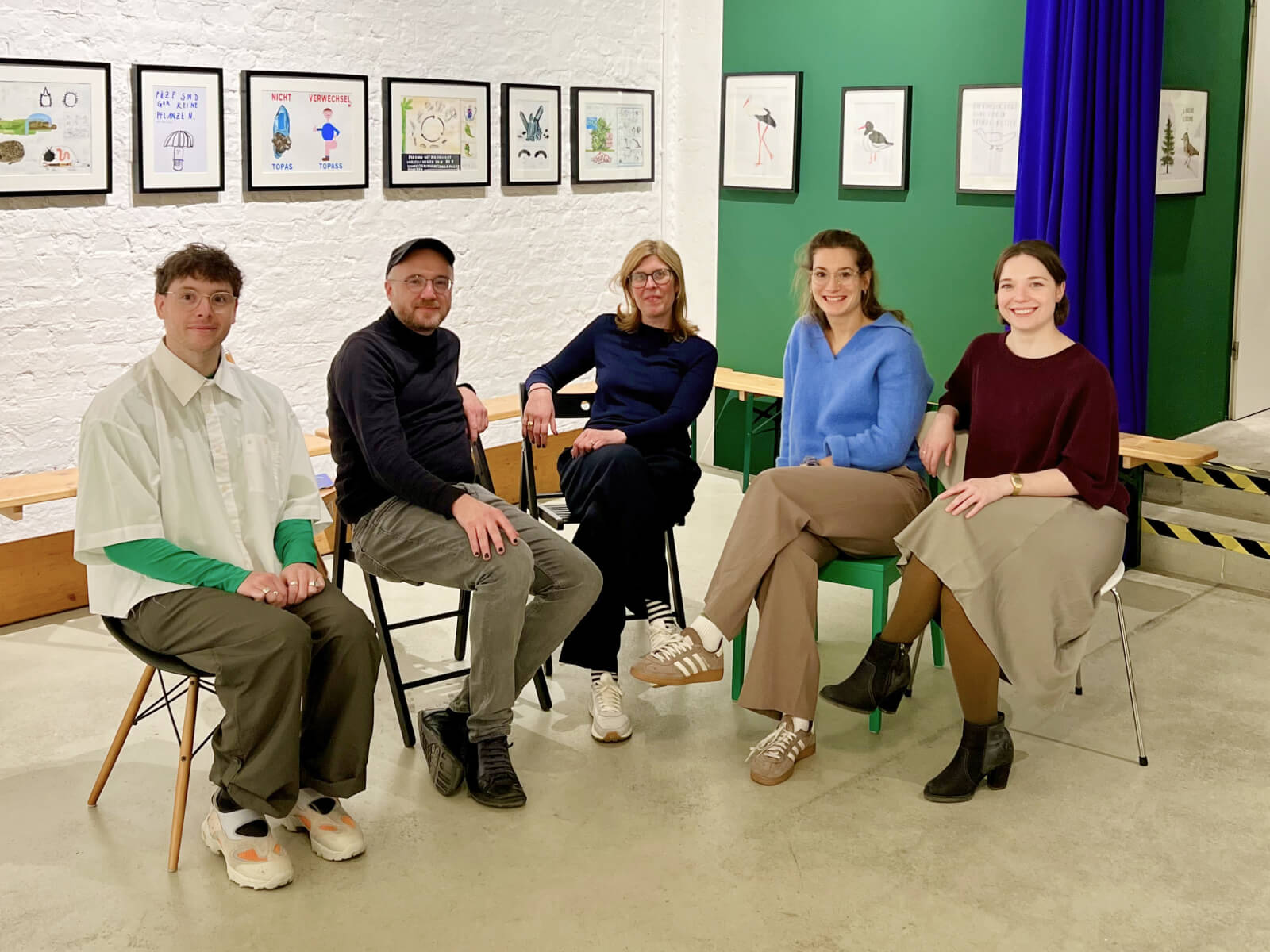 Die Talk-Gäste bei SIMPLEX in einer Reihe, sitzend auf Stühlen. V.l.n.r Felix Bork, Thomas Susanka, Lisa Budzinski, Veranstalterin Bärbl Hiedl und Felina Czycykowski