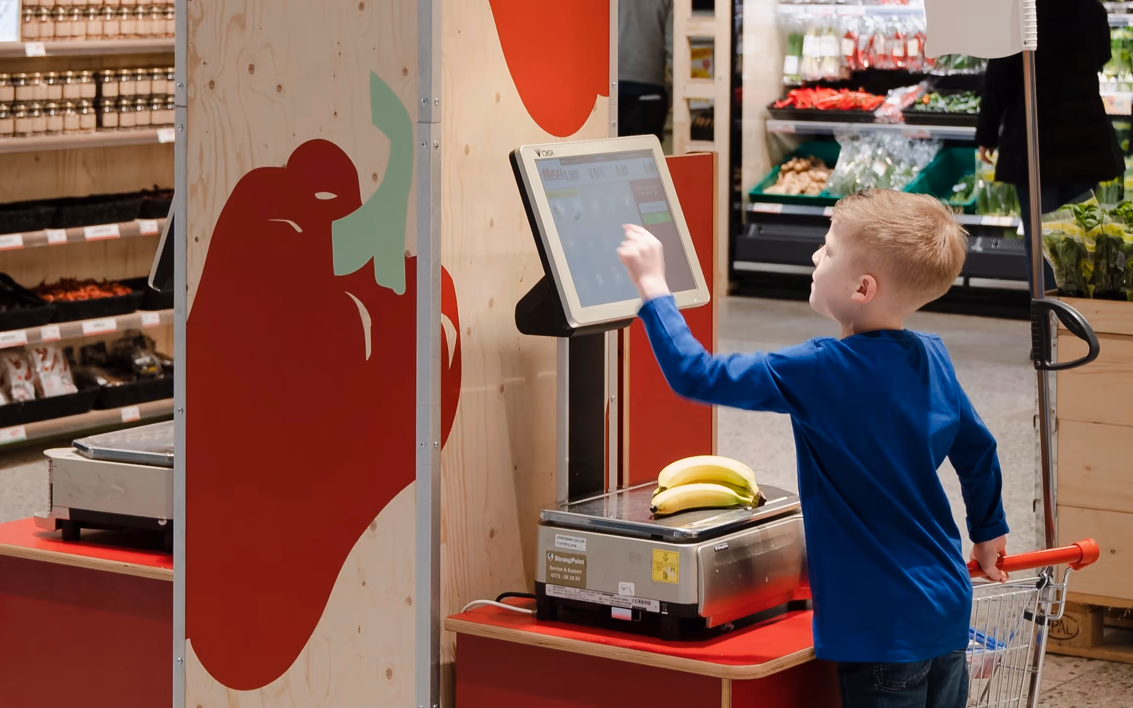 Kids using kids friendly fruit scale for a banana in Ica Maxi Haninge