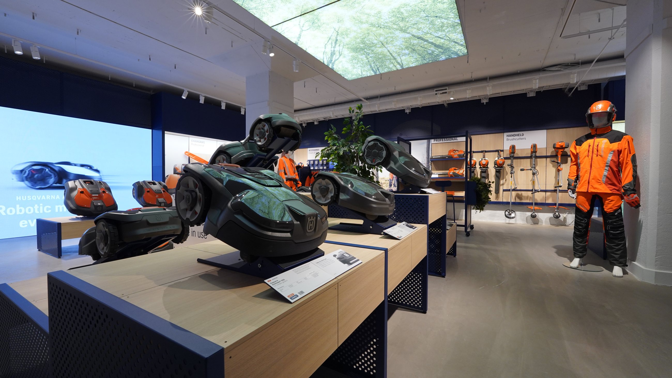 Open product displays, tools and protective clothing in the Husqvarna pilot store