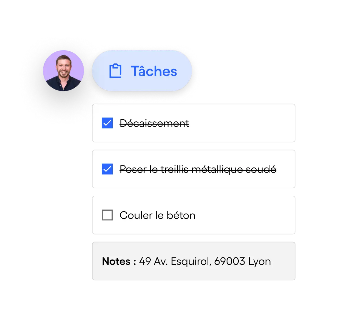 Liste de tâches de chantier avec deux tâches cochées et barrées, une tâche non cochée, et une note d'adresse à Lyon.