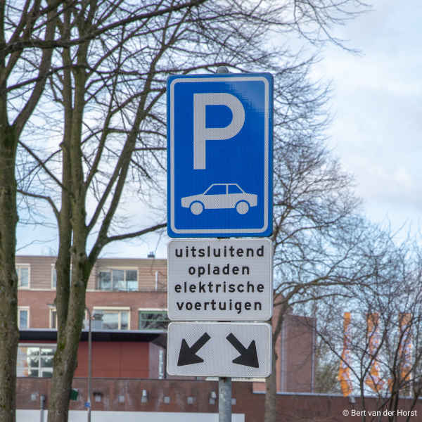 laadpalen door de stad verspreid