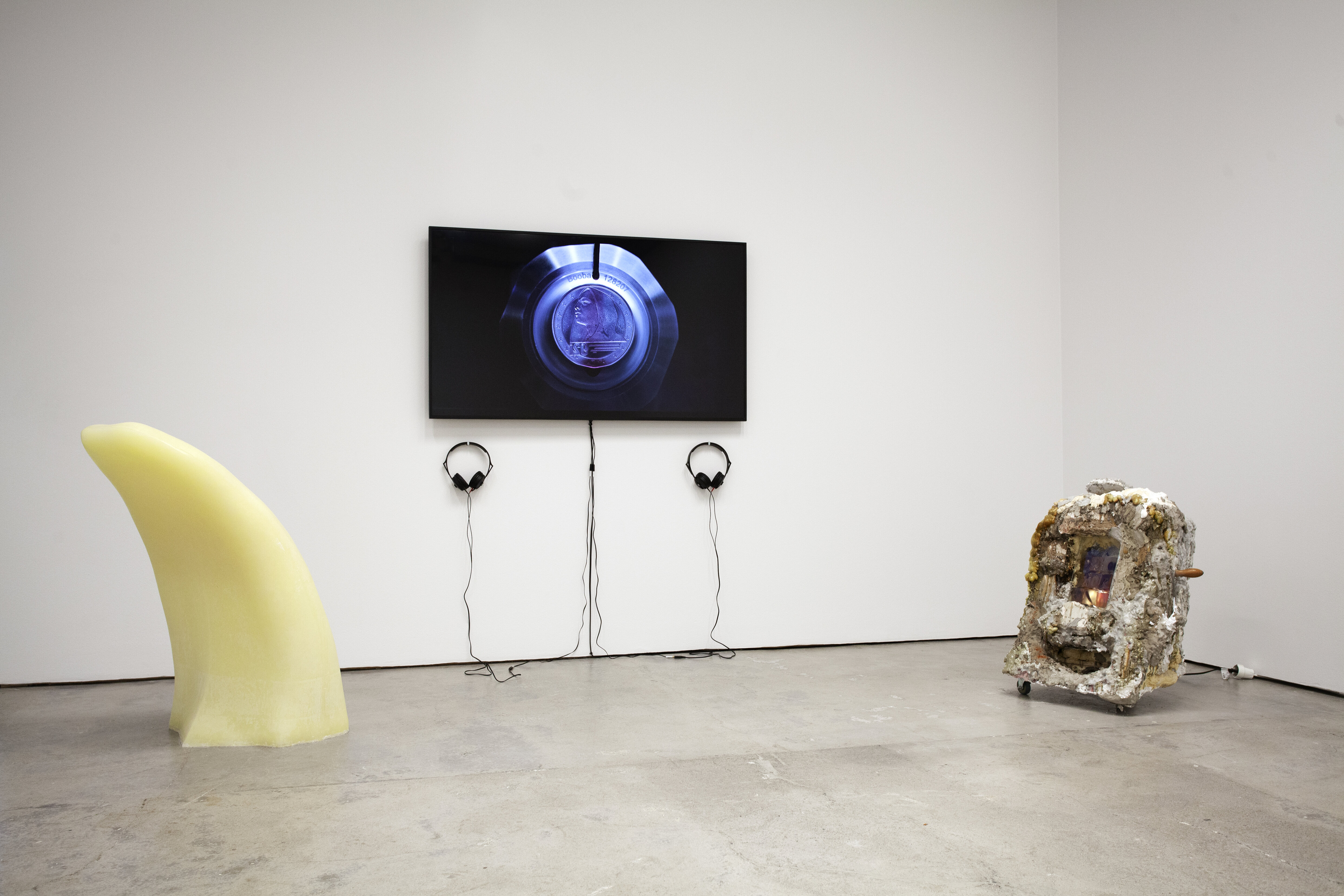 Marie Vedel, The Singer's Tongue, 2020. Mohamed Bourouissa, ALL-IN, 2012. Stef Kamaris, Slot Machine #1 / Elvis in Vegas, 2017. 