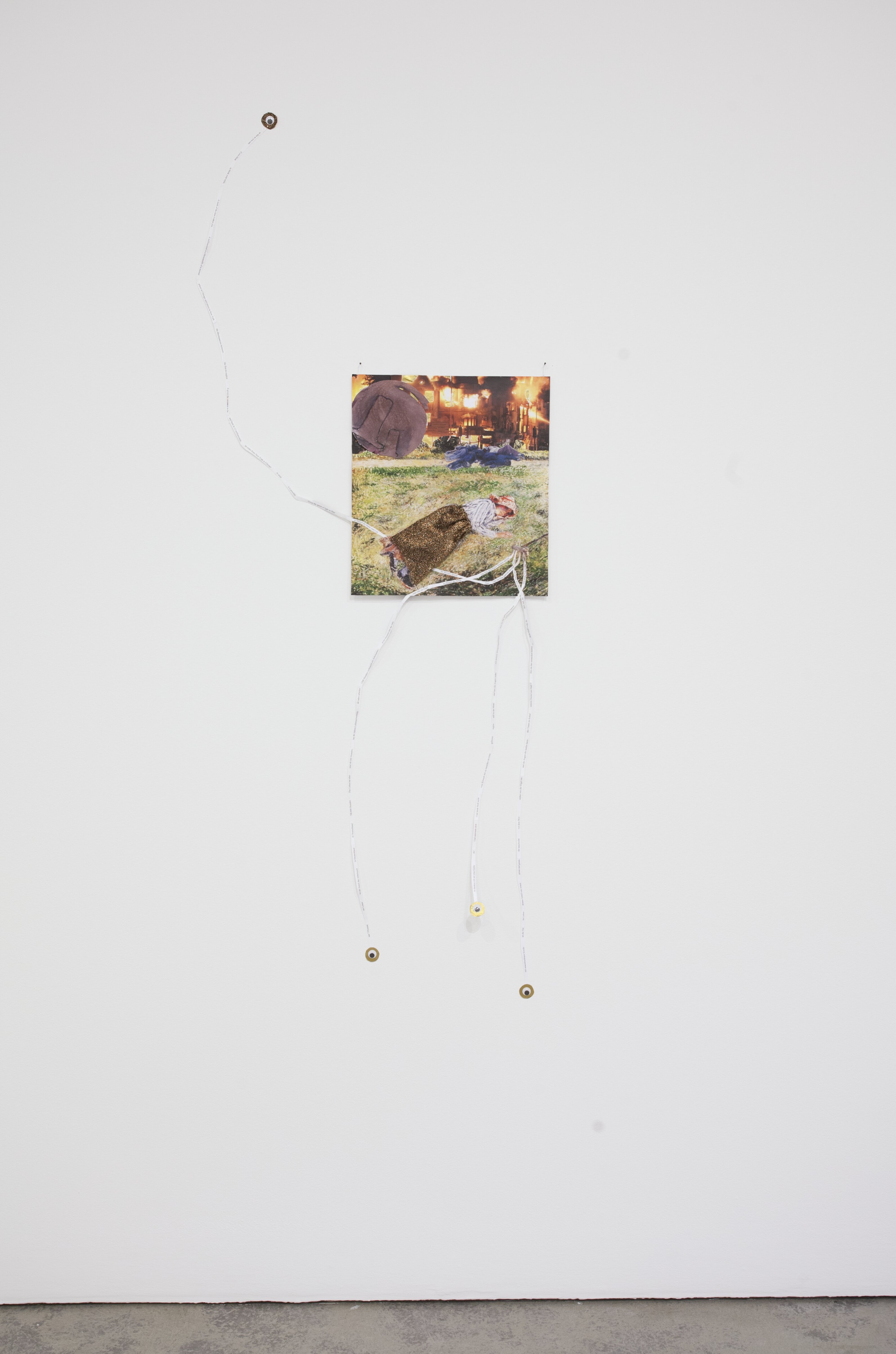 Alice Creischer, Der Hut spricht, der Rechen spricht, es flüstert Sense zum Ohr im Gras, 2019.