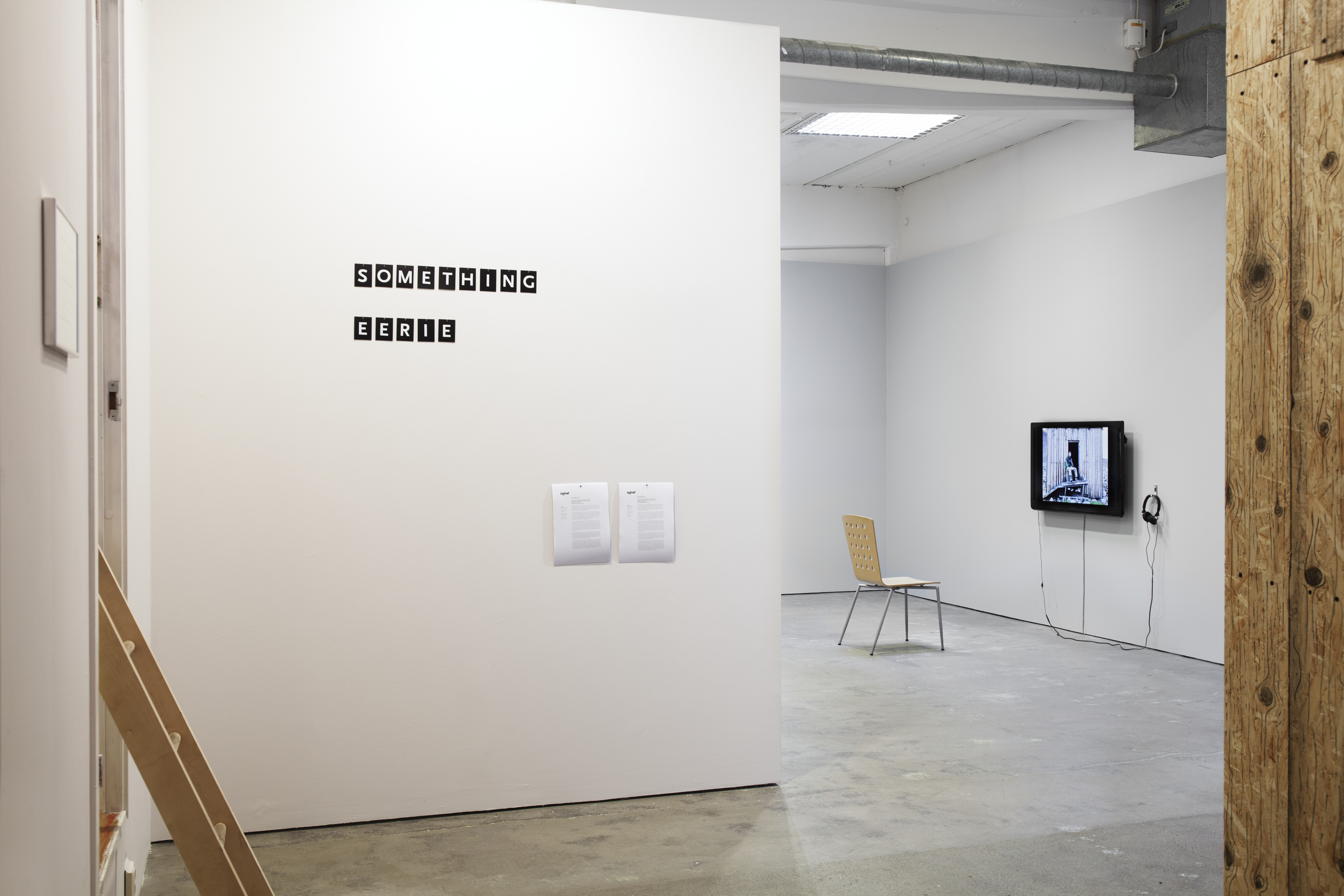Something eerie, Installationsvy