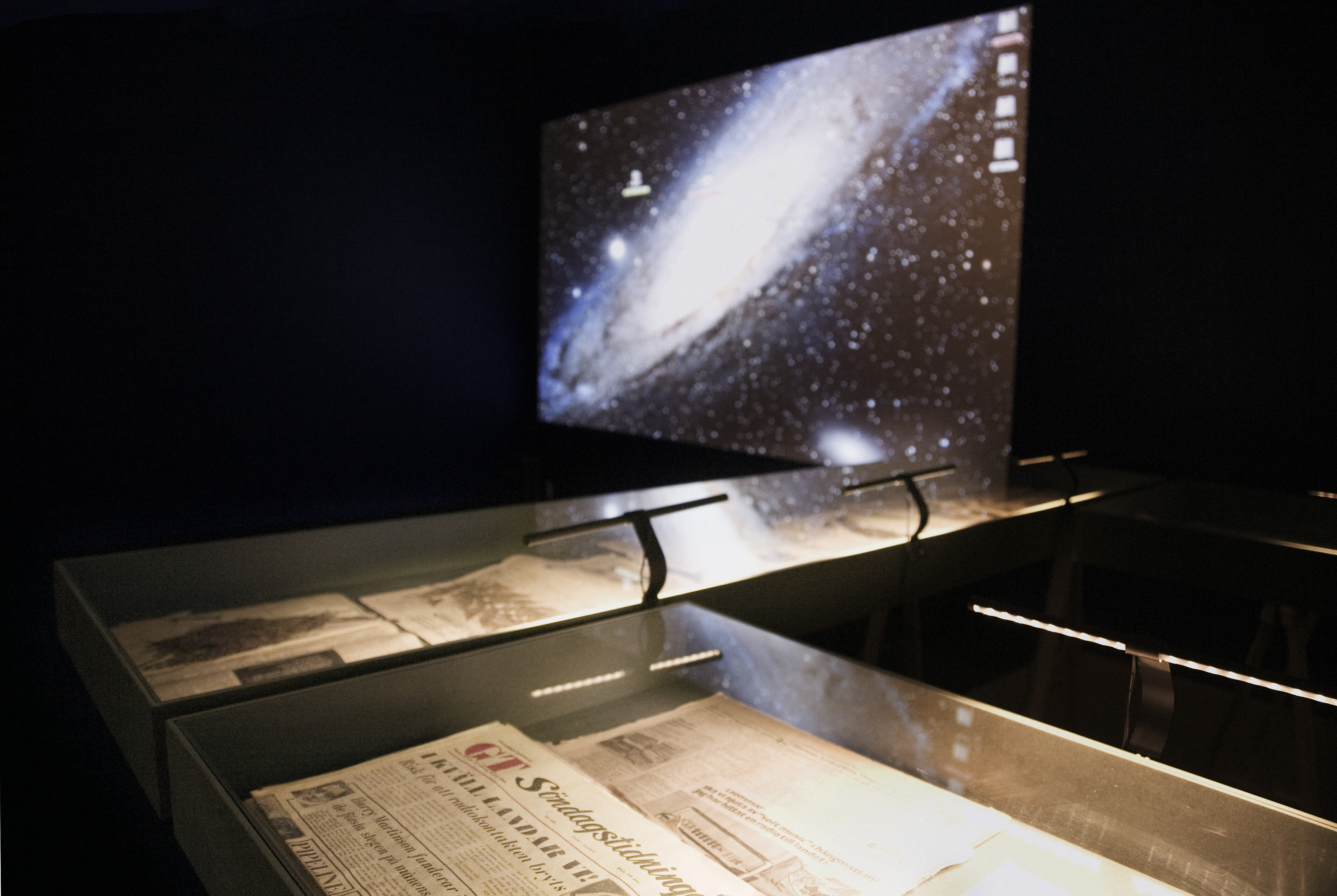 Reading “The World in Which We Live”, Installation view.