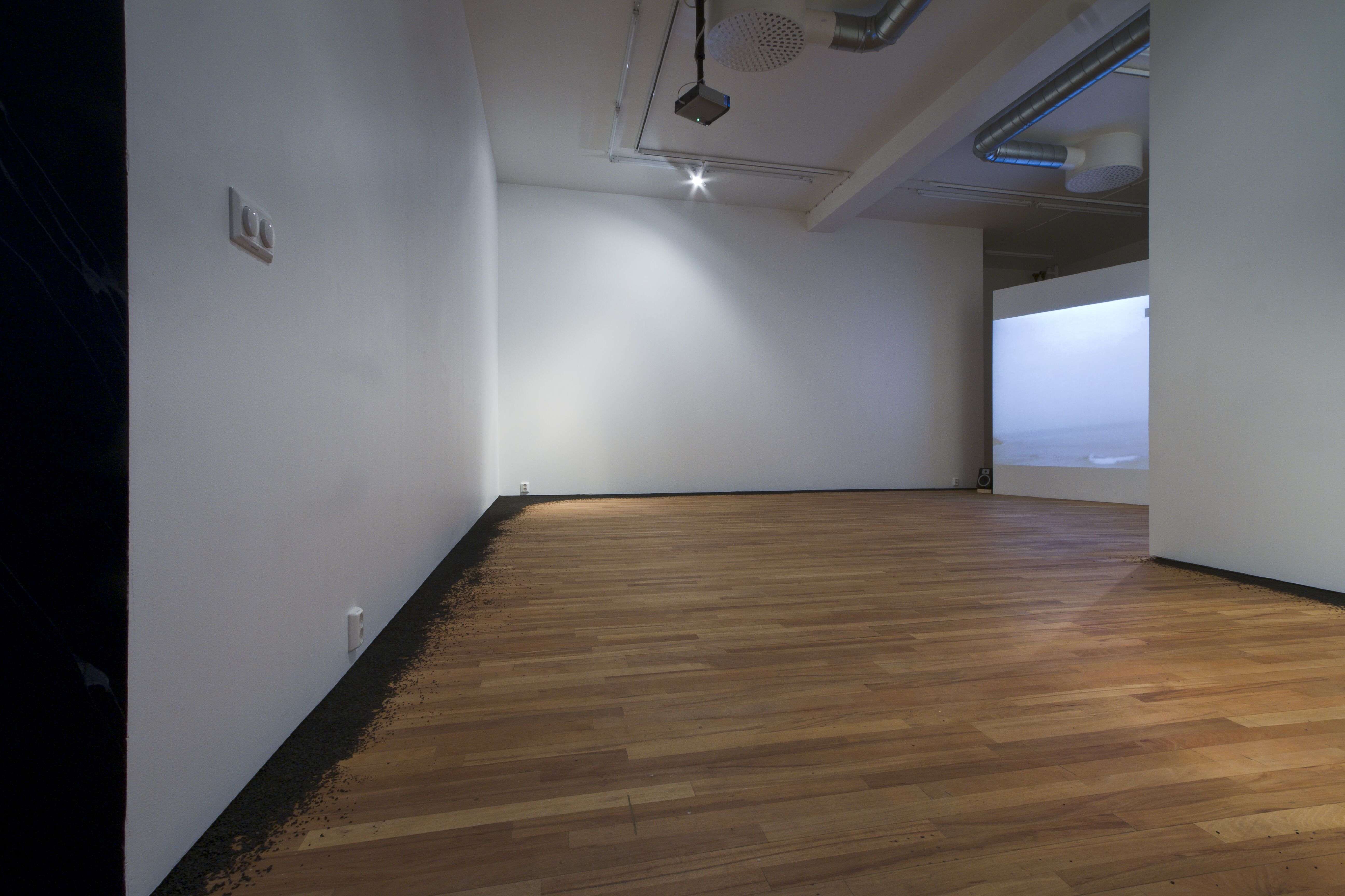Latifa Echakhchs, Sans titre (Gunpowder), 2008 Courtesy the artist and kamel mennour, Paris. Installationsvy. 