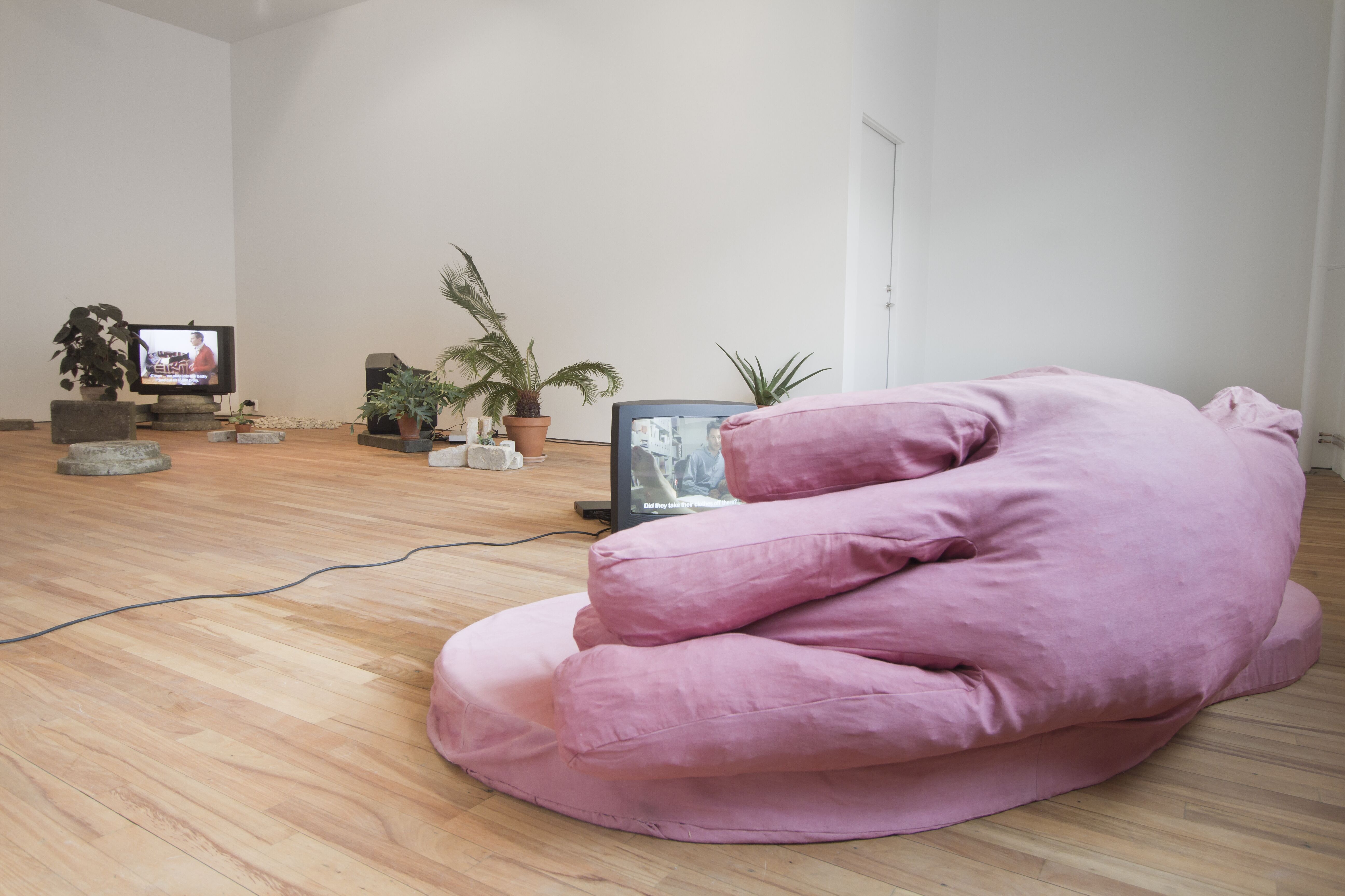 Kerstin Cmelka, Step in Shelter. Installationsvy.