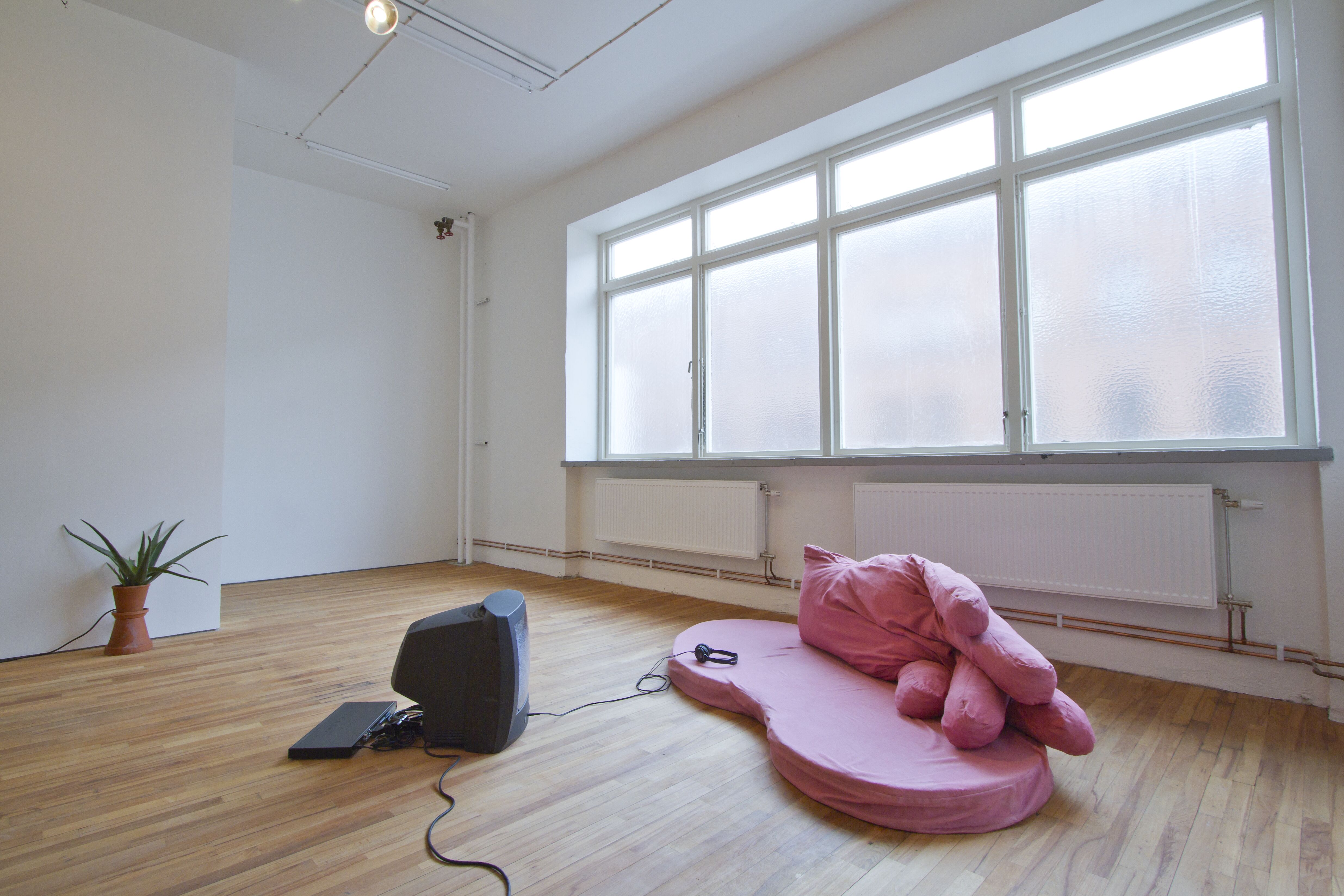 Kerstin Cmelka, Step in Shelter. Installationsvy.