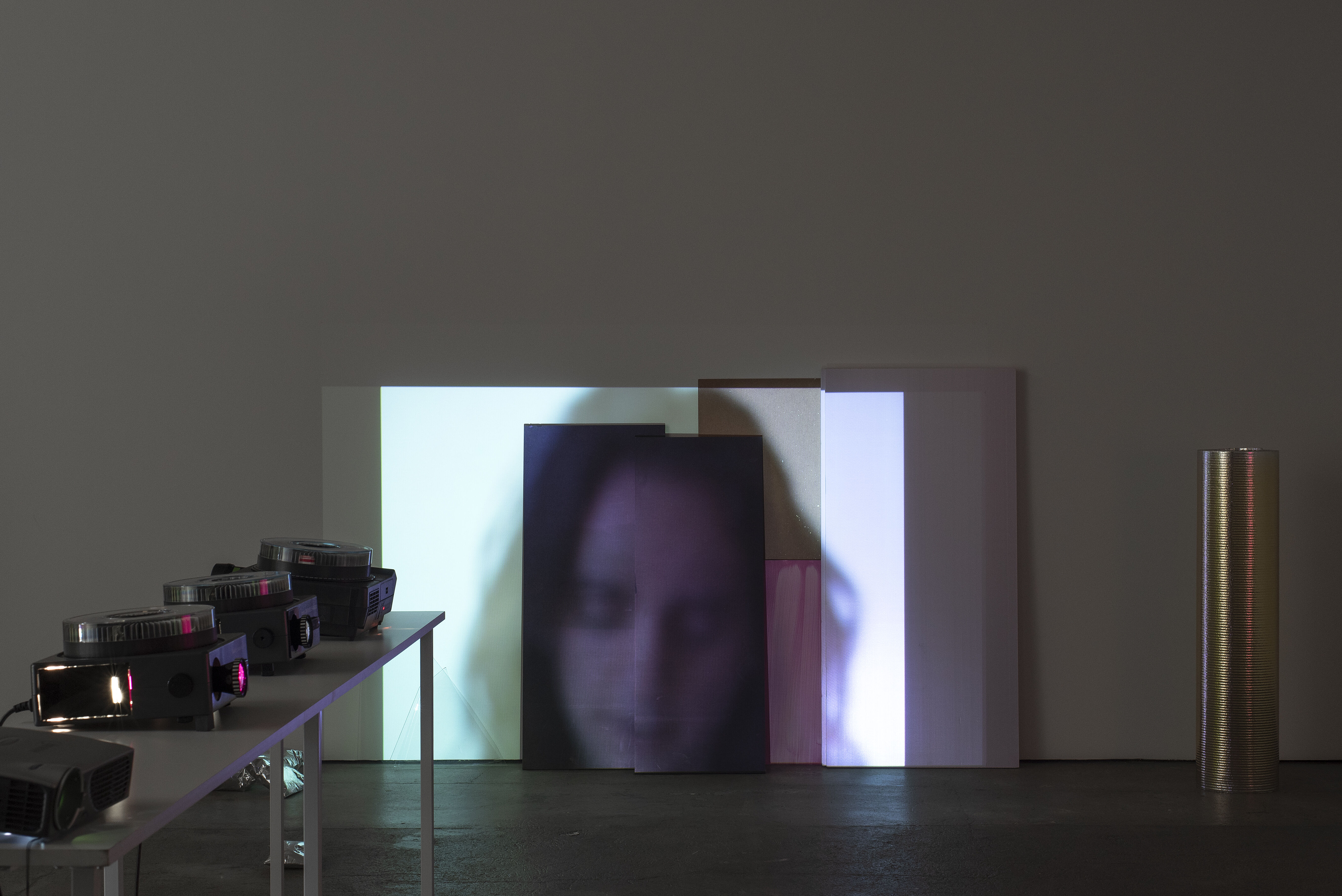 Wineke Gartz, The Communicator, Pink, Yellow & Blue II, 2024 (detalj). 