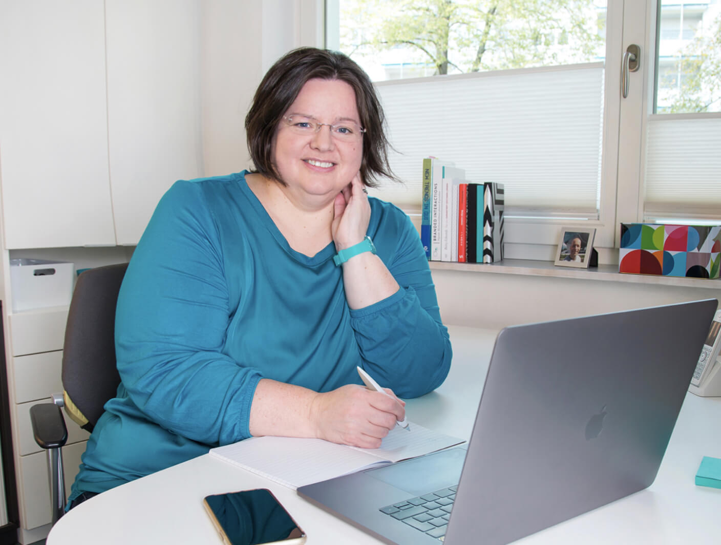 Tine Schäfer erledigt Papierkram