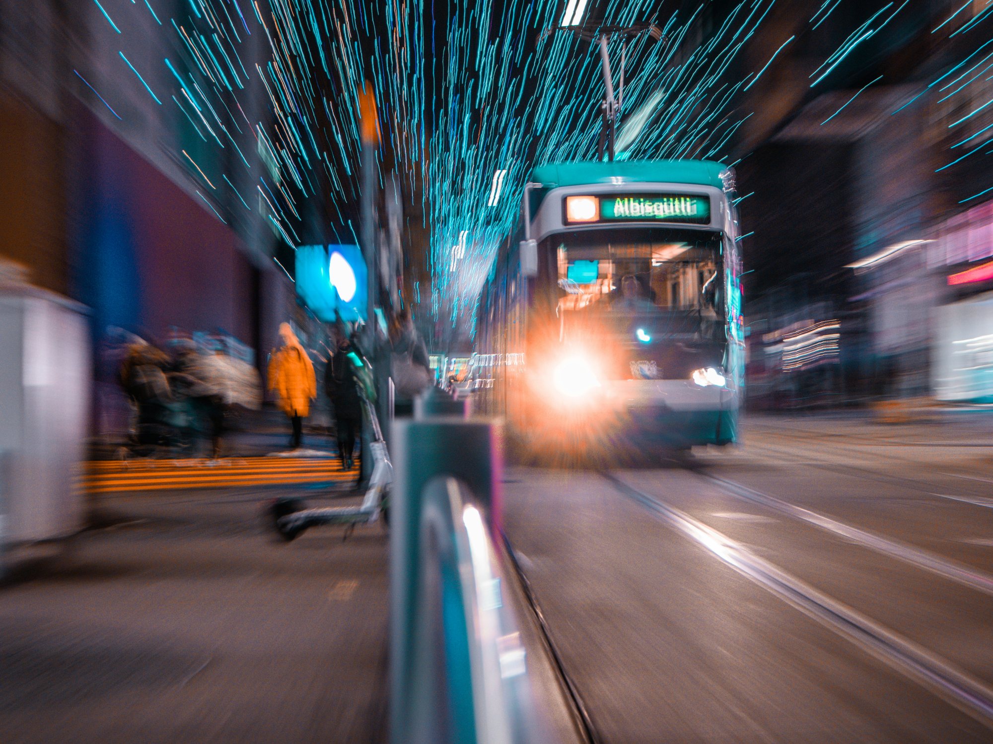 Ein Zürcher Tram der Linie 13 Richtung Albisgütli fährt nachts durch die beleuchtete Bahnhofstrasse. Foto: Tobias Kleeb