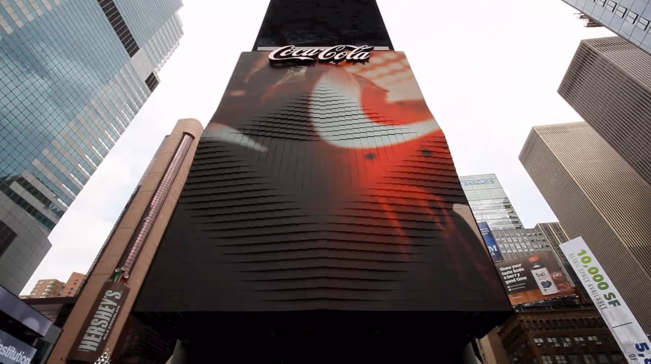 Coca Cola's 3D Robotic Billboard - Times Square, New York