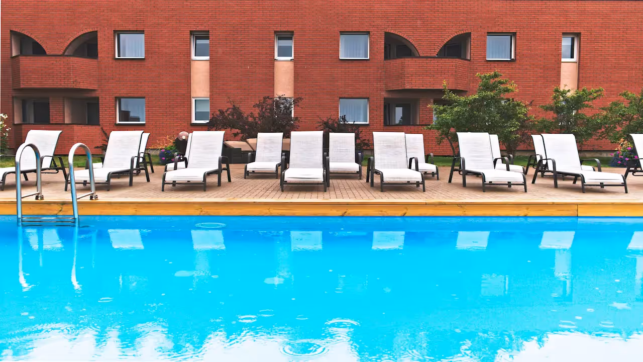 Resort Digital Signage 101 Guide: Benefits, Uses, and Content Ideas