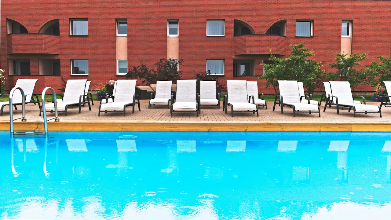 Resort Digital Signage 101 Guide: Benefits, Uses, and Content Ideas