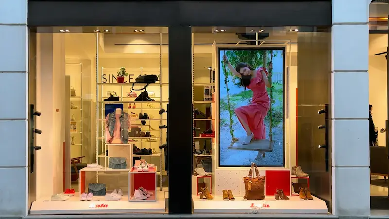 How to Make Eye-Catching Window Displays With Digital Signage