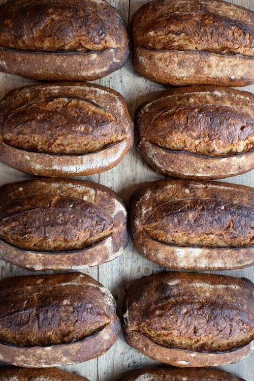 bilde av ti landbrød laget på surdeig på bakeriet på sirkus renaa av nikolai meling
