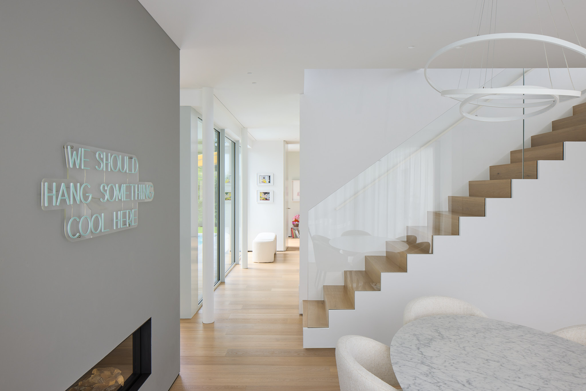 Blick vom Essbereich ins Wohnzimmer mit Treppe – Innenarchitektur im Alltag.