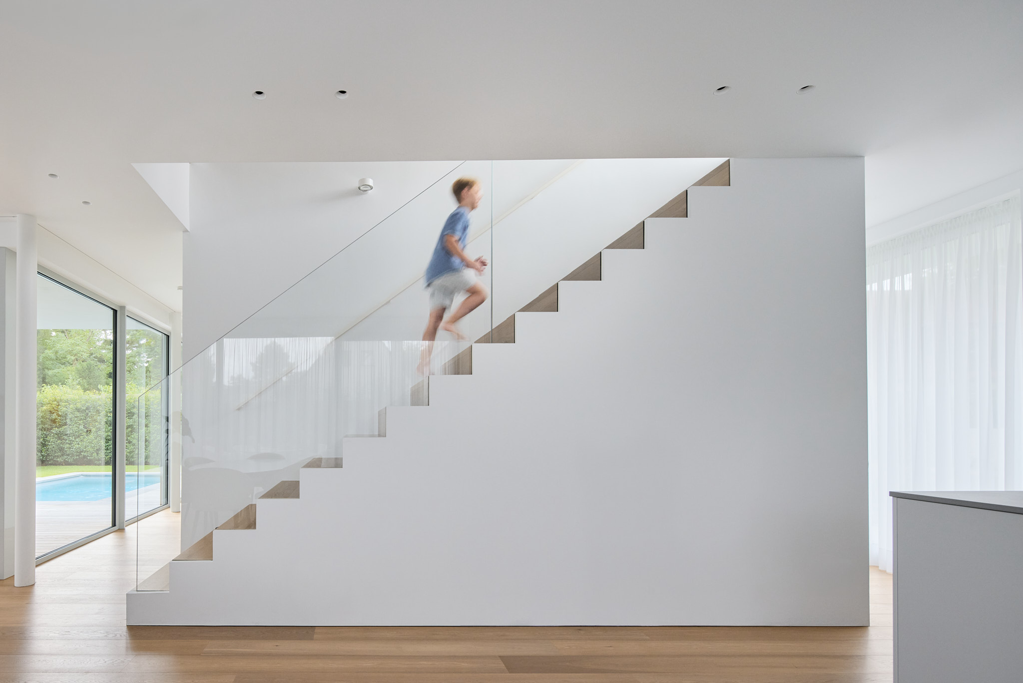 Alltagsszene: Ein Kind rennt die Treppe hinauf – belebte Architektur.