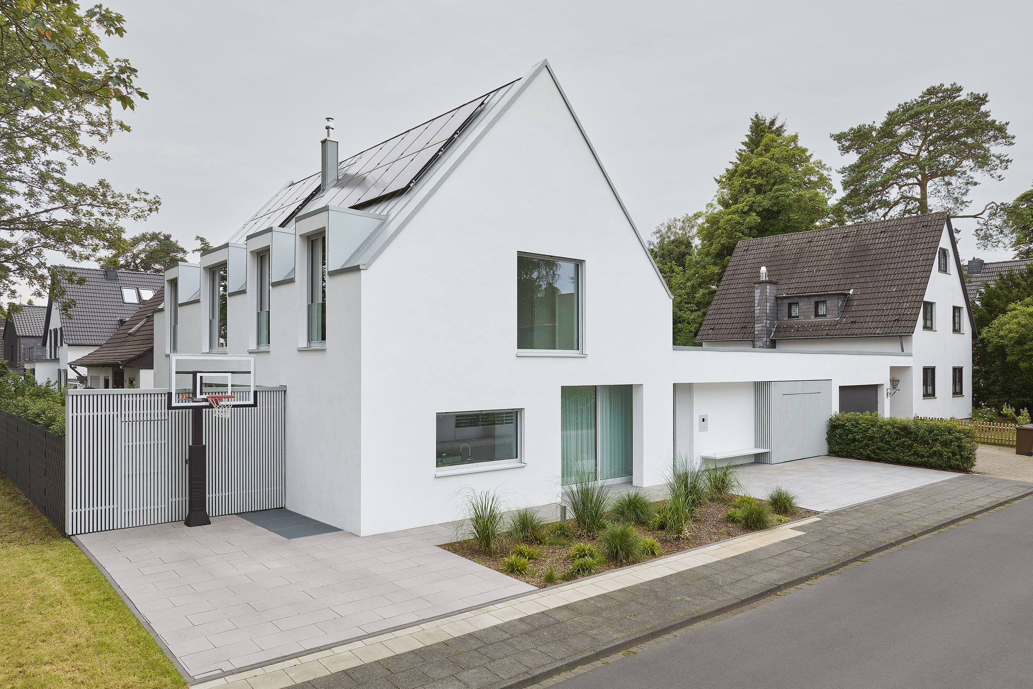 Architekturfotografie der Straßenfassade unter grauem Himmel – poetische Außenaufnahme.