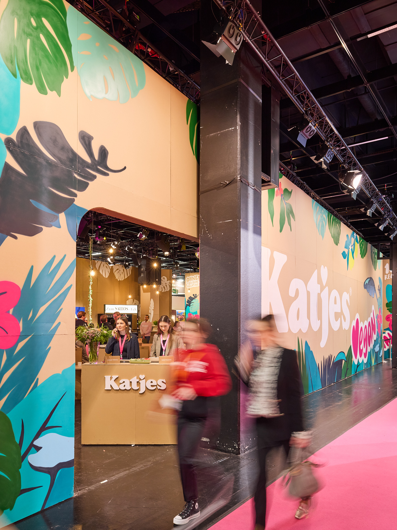 Messefotografie einer der Eingänge in den Messestand von Katjes auf der ISM in Köln.