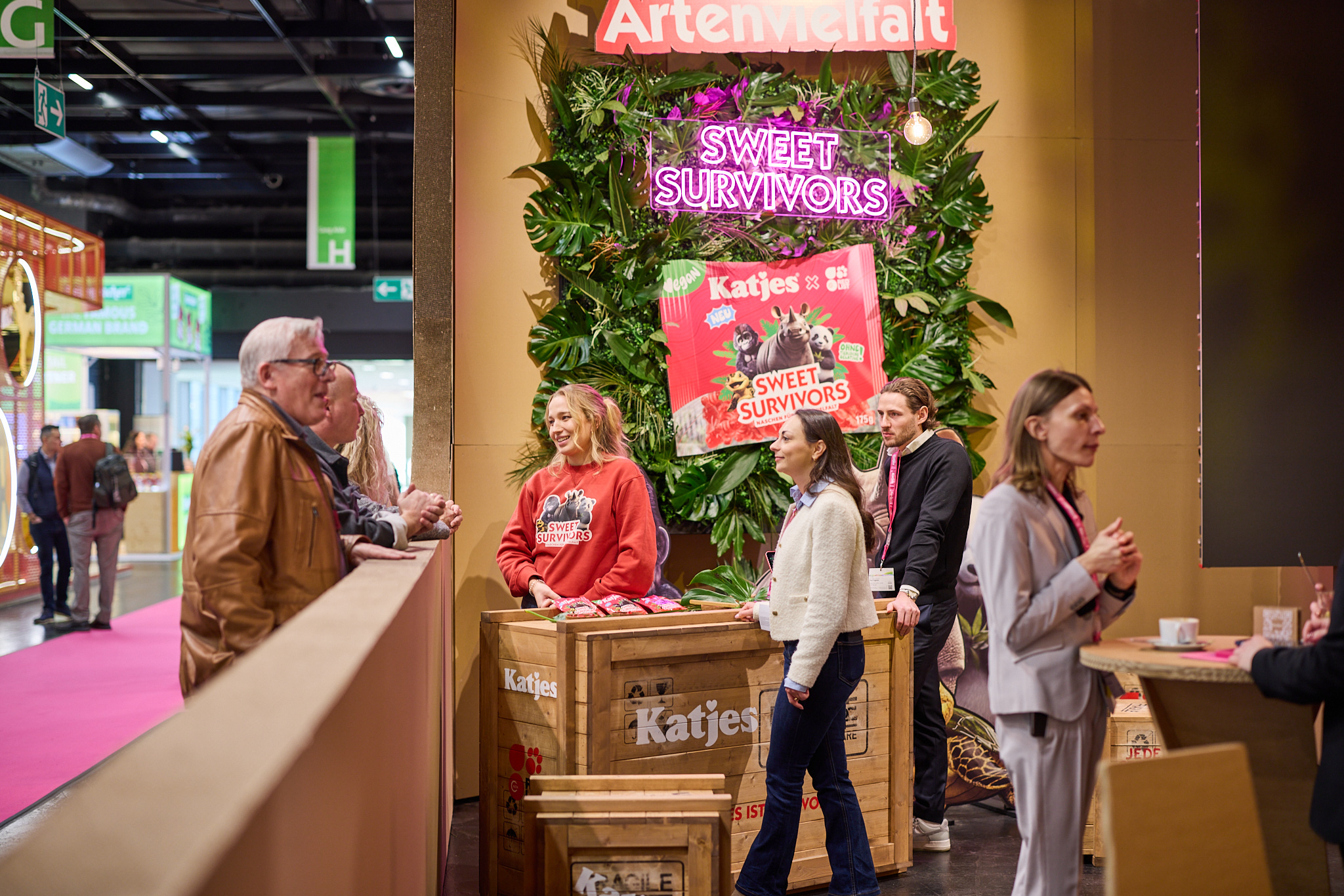 Messefotografie: Präsentation der Katjes Sweet Survivors Produkte im bunten Messestand.