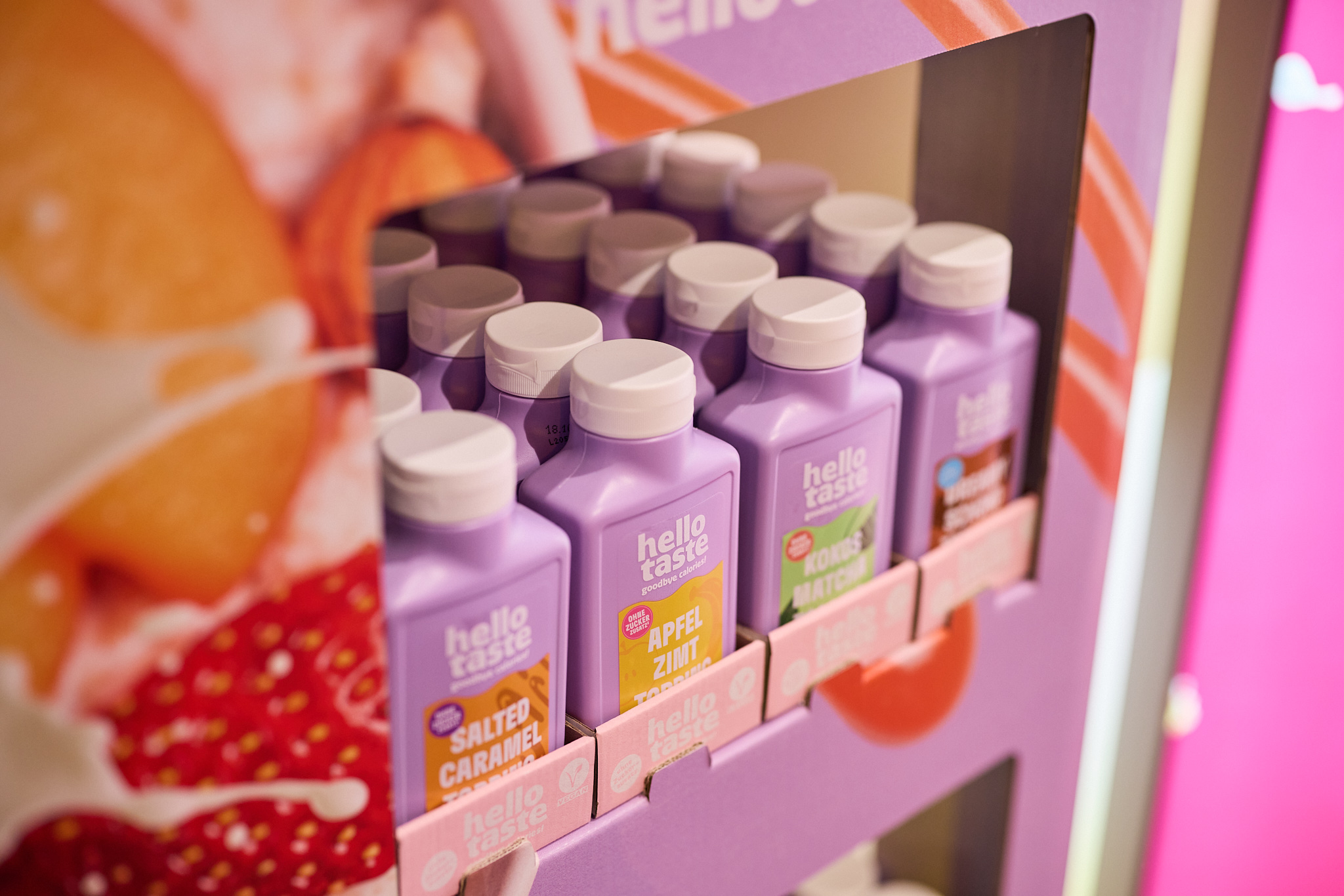 Messefotografie: Hello Taste Produkte am hellen Markenstand in Szene gesetzt.