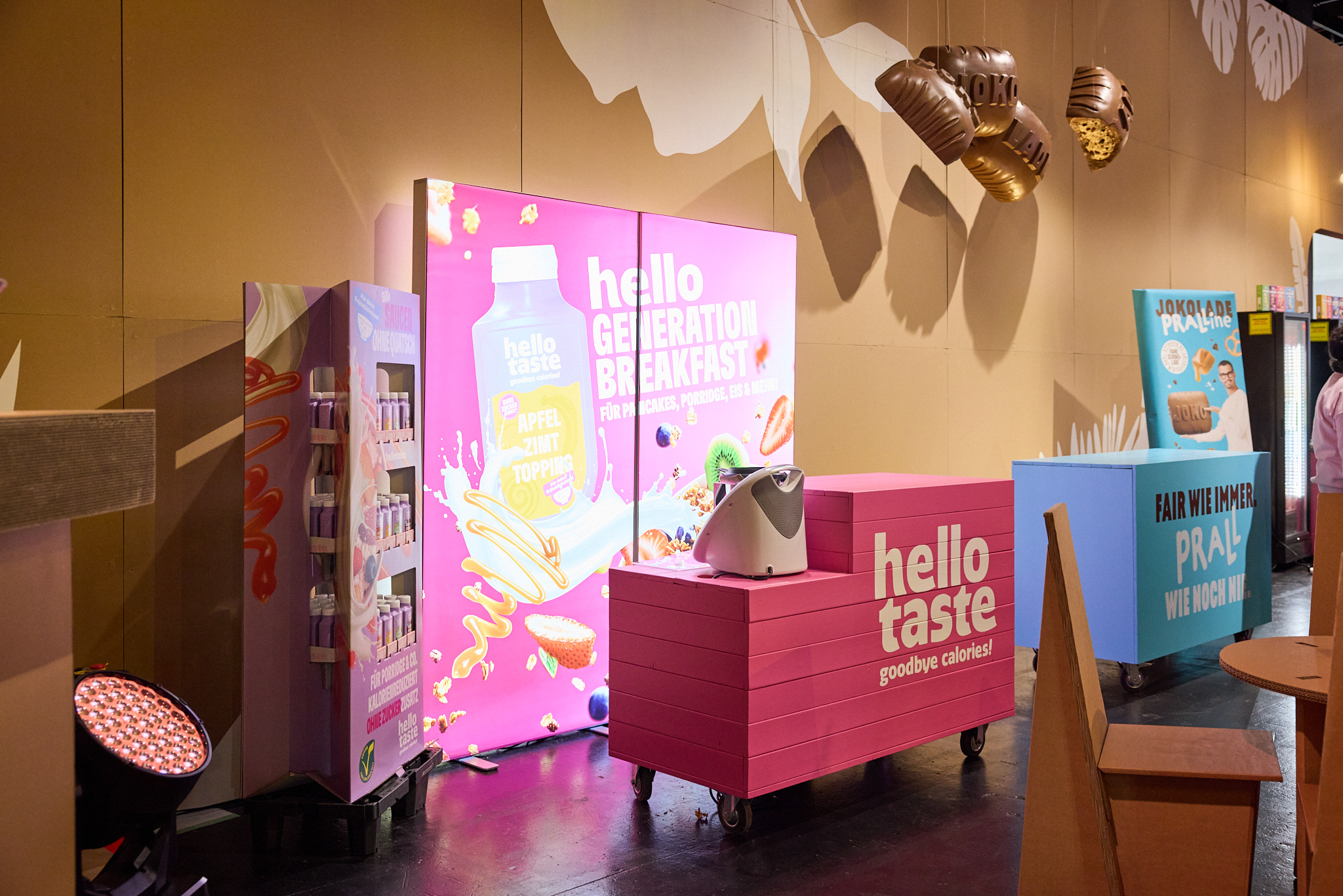 Architekturfotografie des Hello Taste Messestands mit Lichtinszenierung.