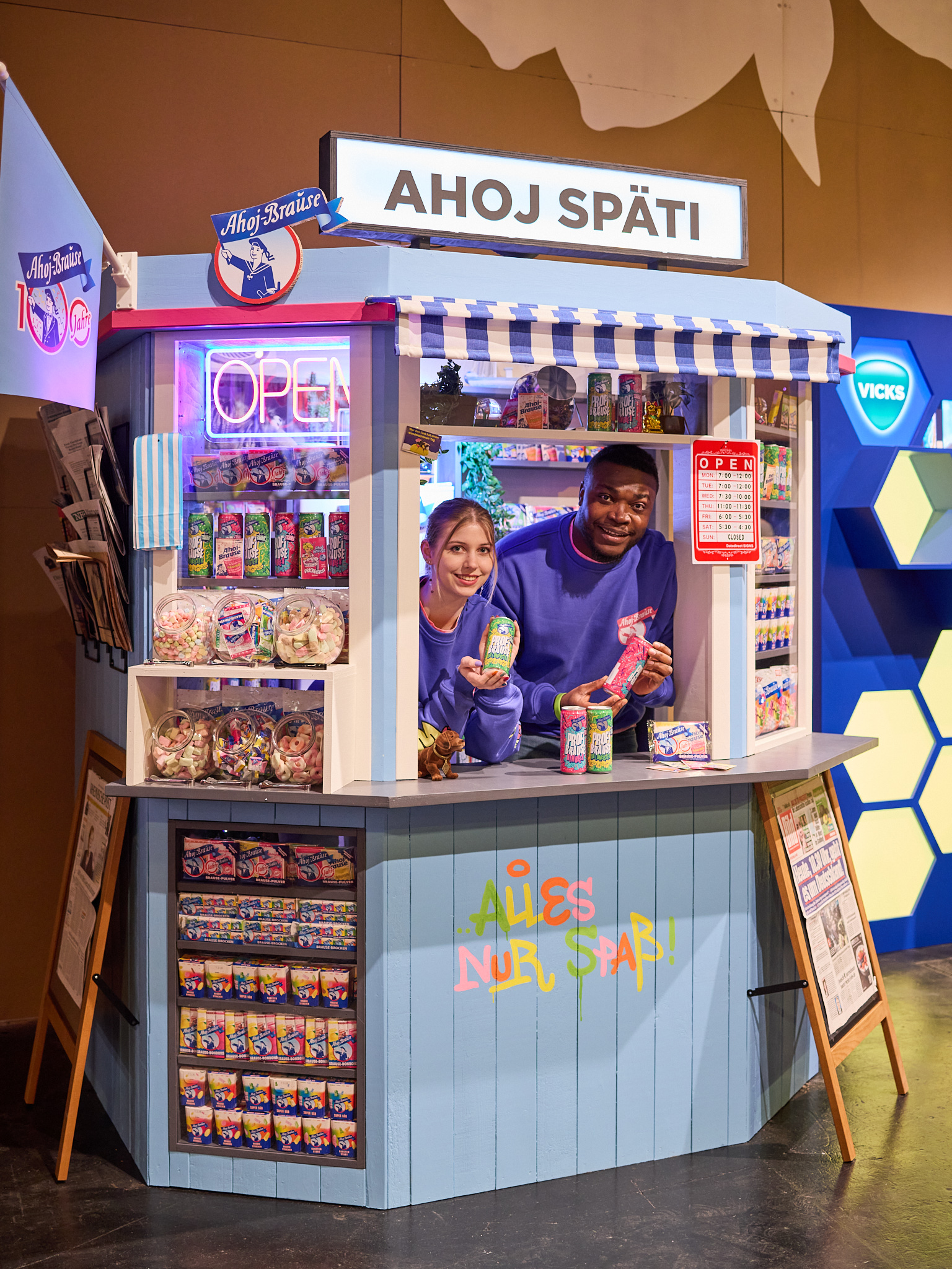 Markenarchitektur und Produktinszenierung vereint – Ahoj-Späti Stand in der Messefotografie.