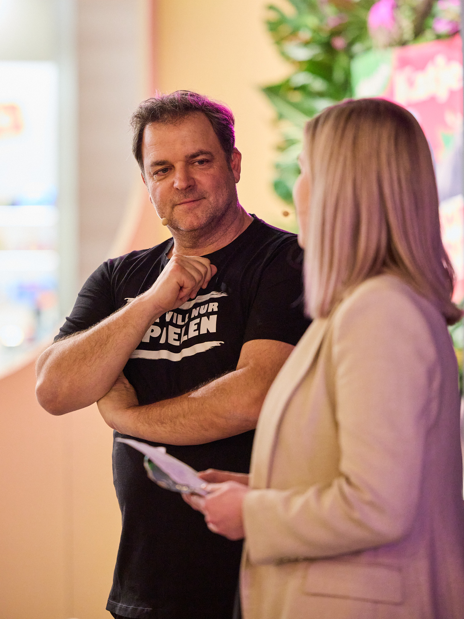 Messefotografie: Martin Rütter beim Talk im Katjes Markenauftritt.