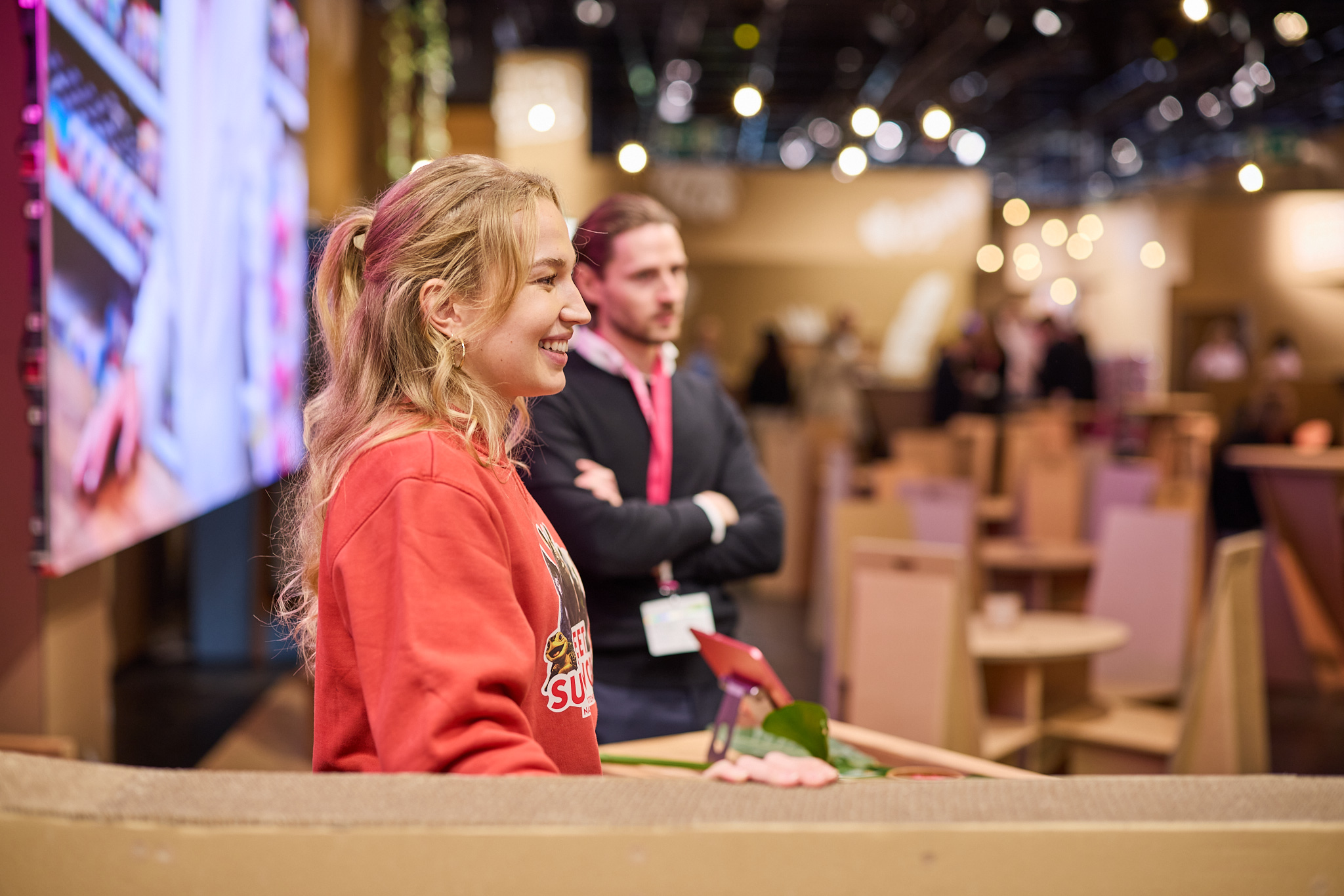 Interaktion am Messestand – Besucher:innen im Gespräch, eingefangen in der Messefotografie.