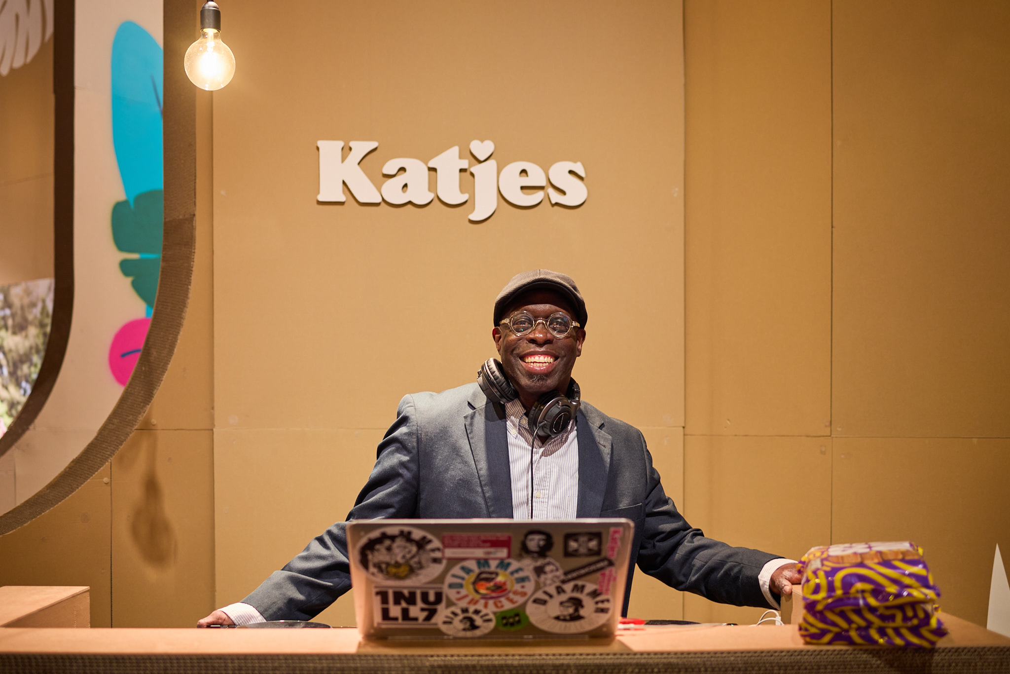 Eventstimmung im Messestand – Messefotografie des DJs am Katjes Stand.