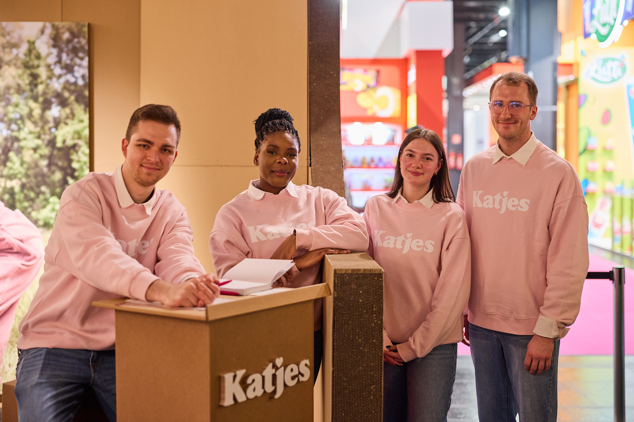 Gruppenbild vor dem Katjes Markenstand – Messefotografie im Event-Kontext.