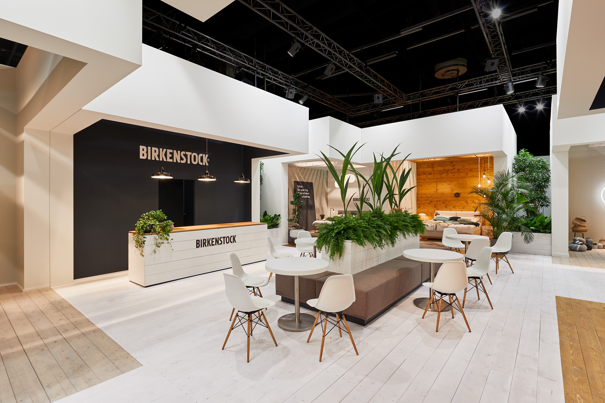 1. Messefotografie: Überblick über den Birkenstock-Messestand auf der IMM Köln 2017