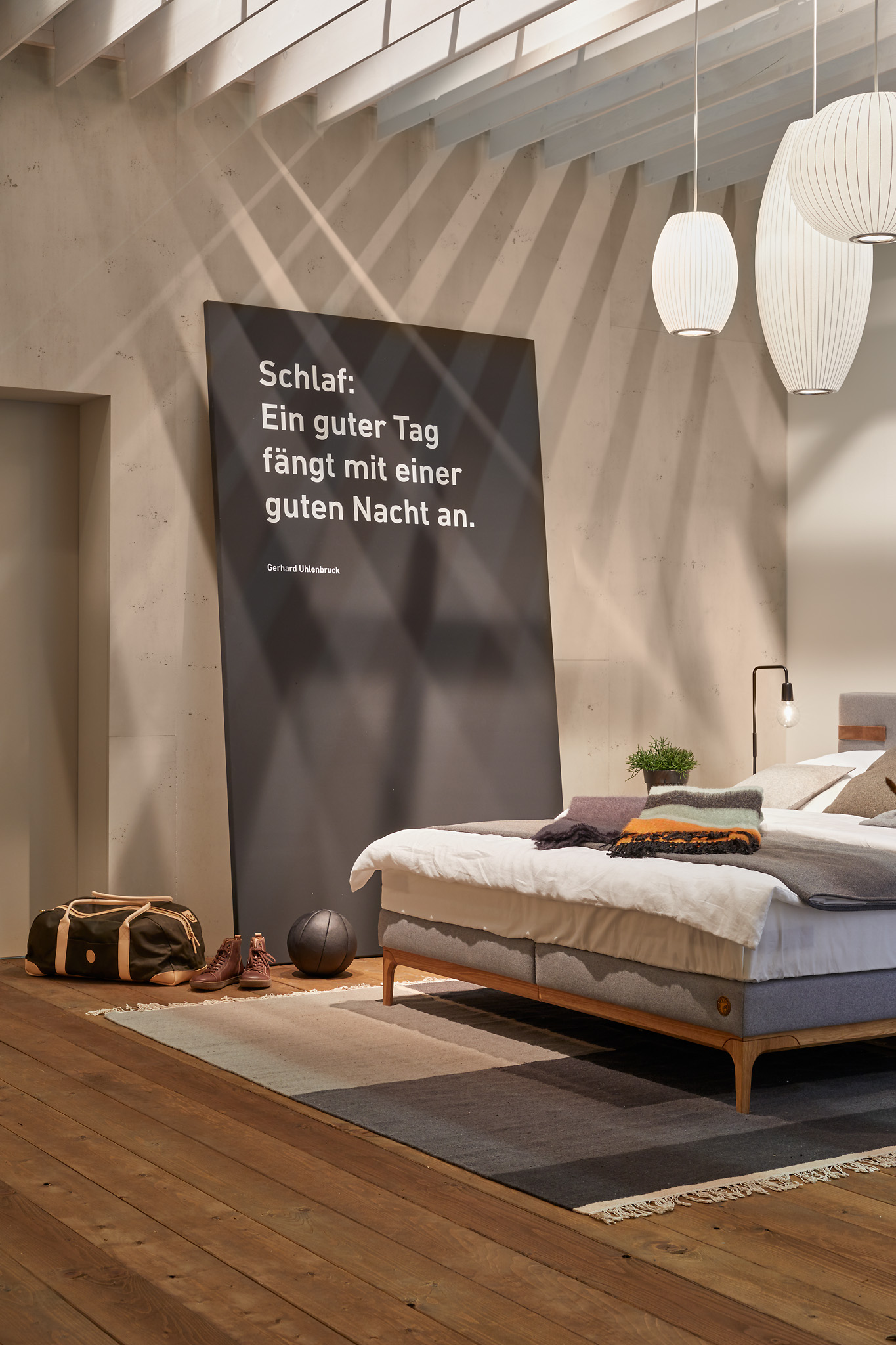 3. Architekturfotografie eines stilisierten Schlafbereichs auf dem Messestand