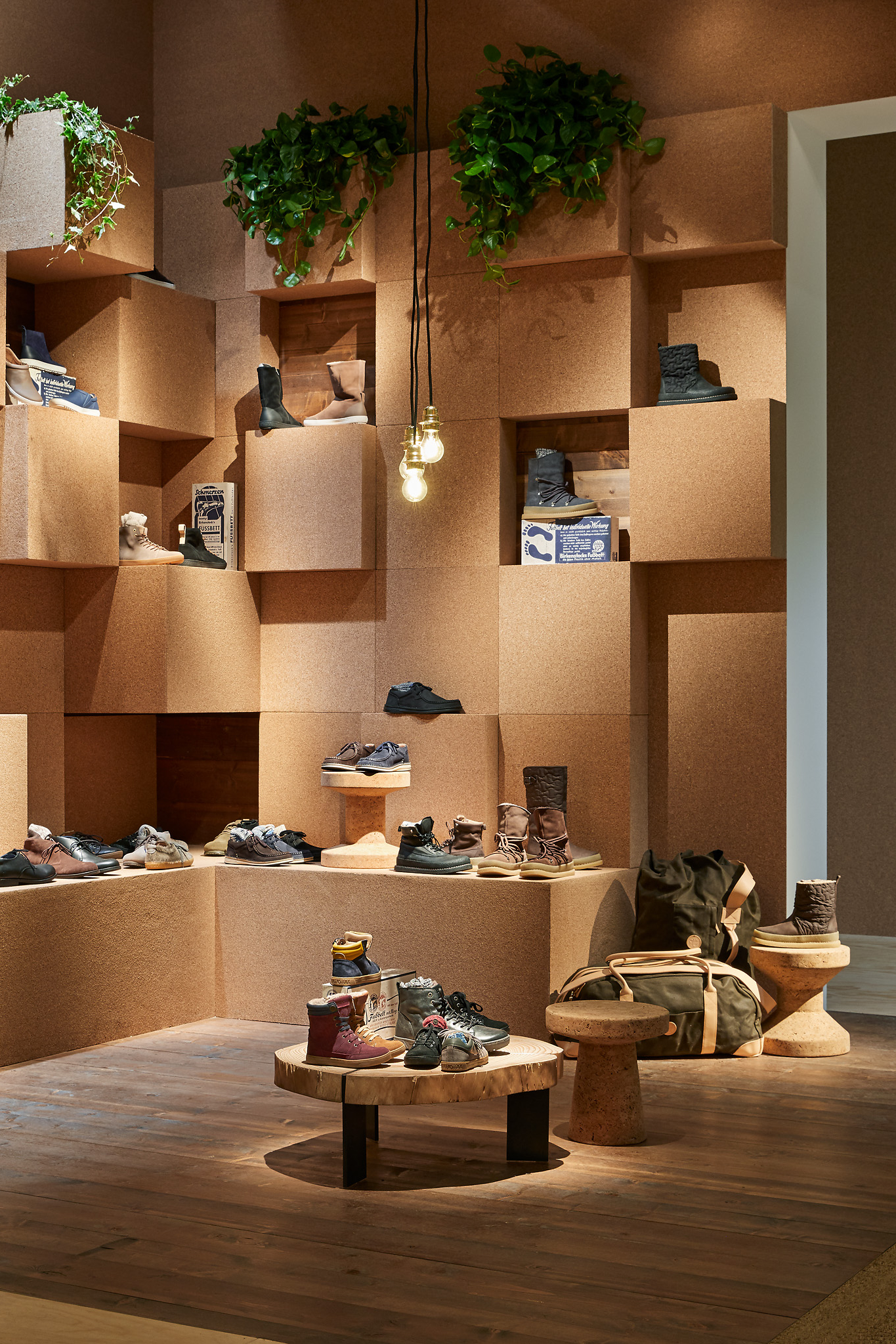 Schuhpräsentation mit Wandregal aus Kork