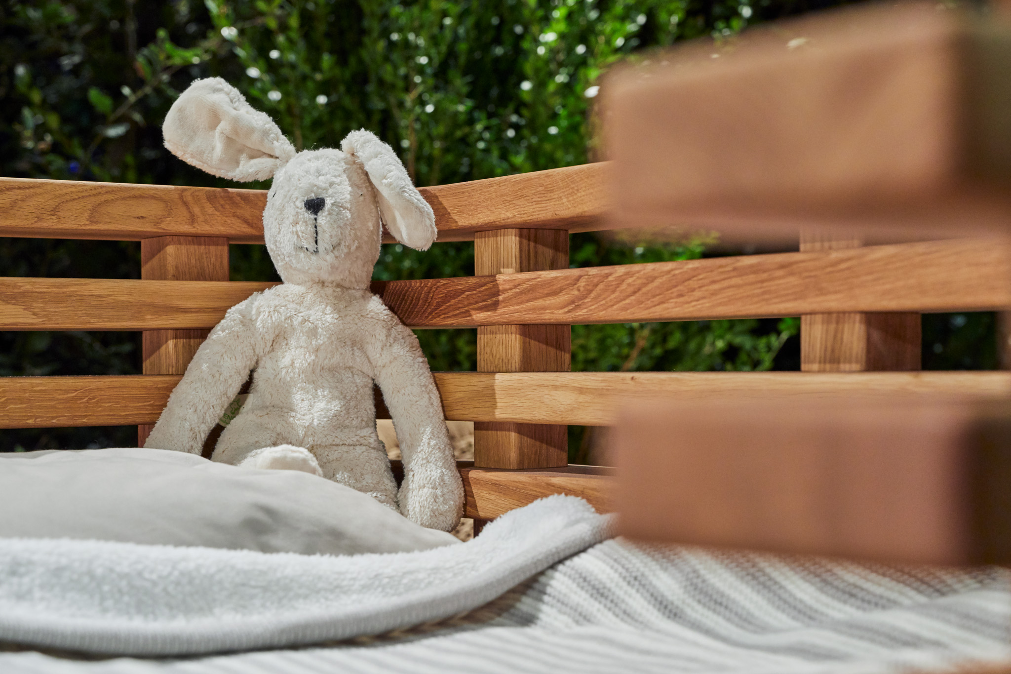 Detailaufnahme eines Beistellbettchens mit Kuschelhase