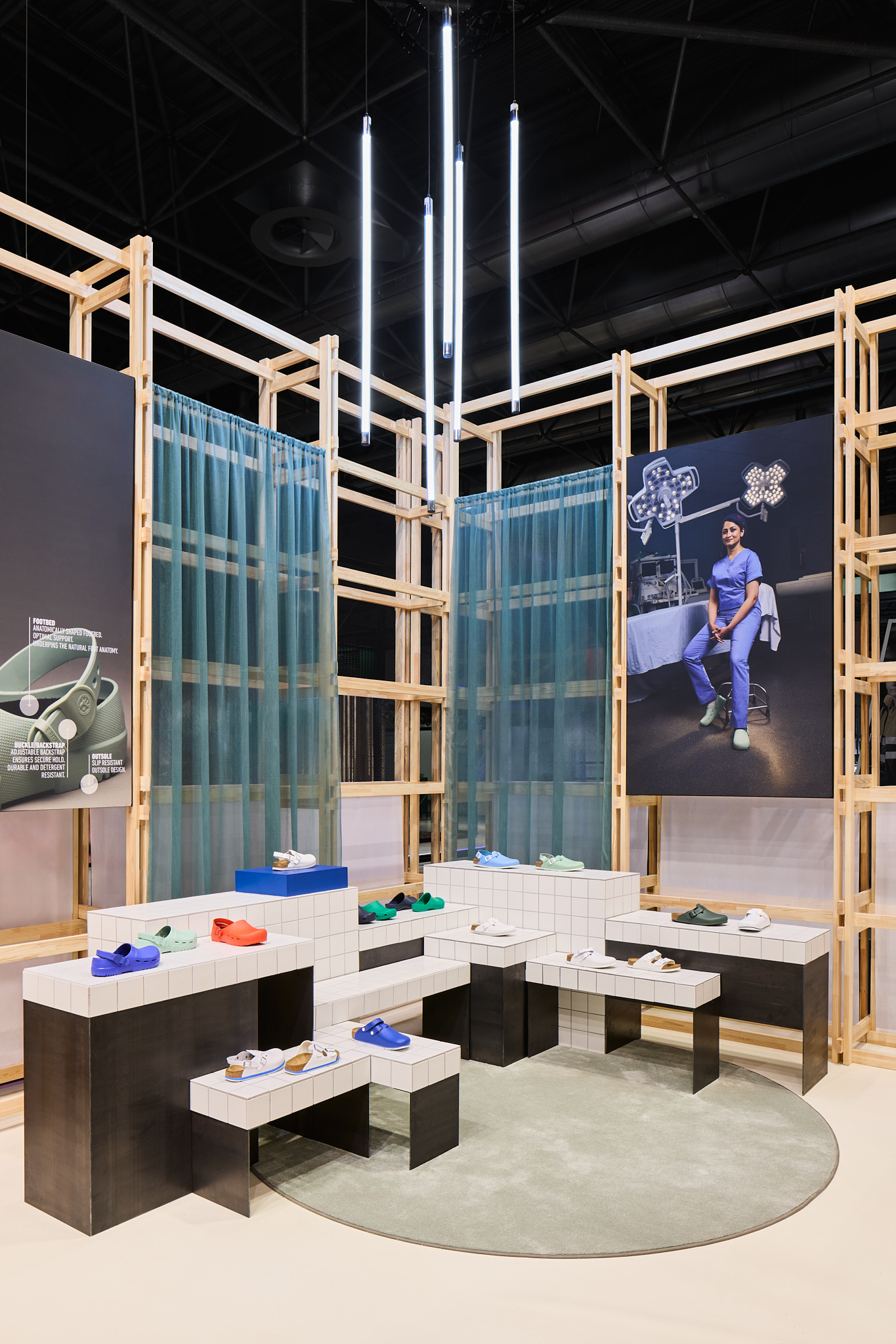 Messefotografie: Ausstellung von Schuhen auf strukturierten Materialien
