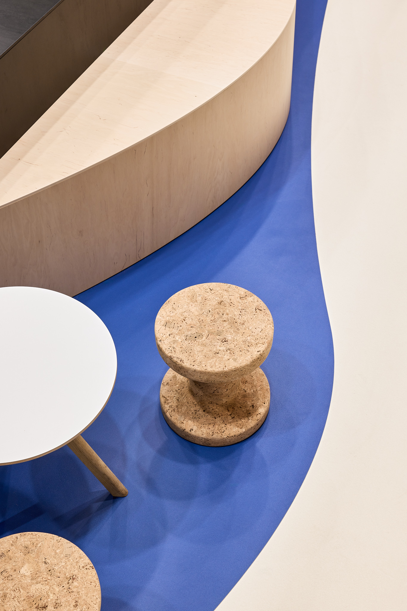 Organische Sitzform aus Kork als Teil des Messestanddesigns