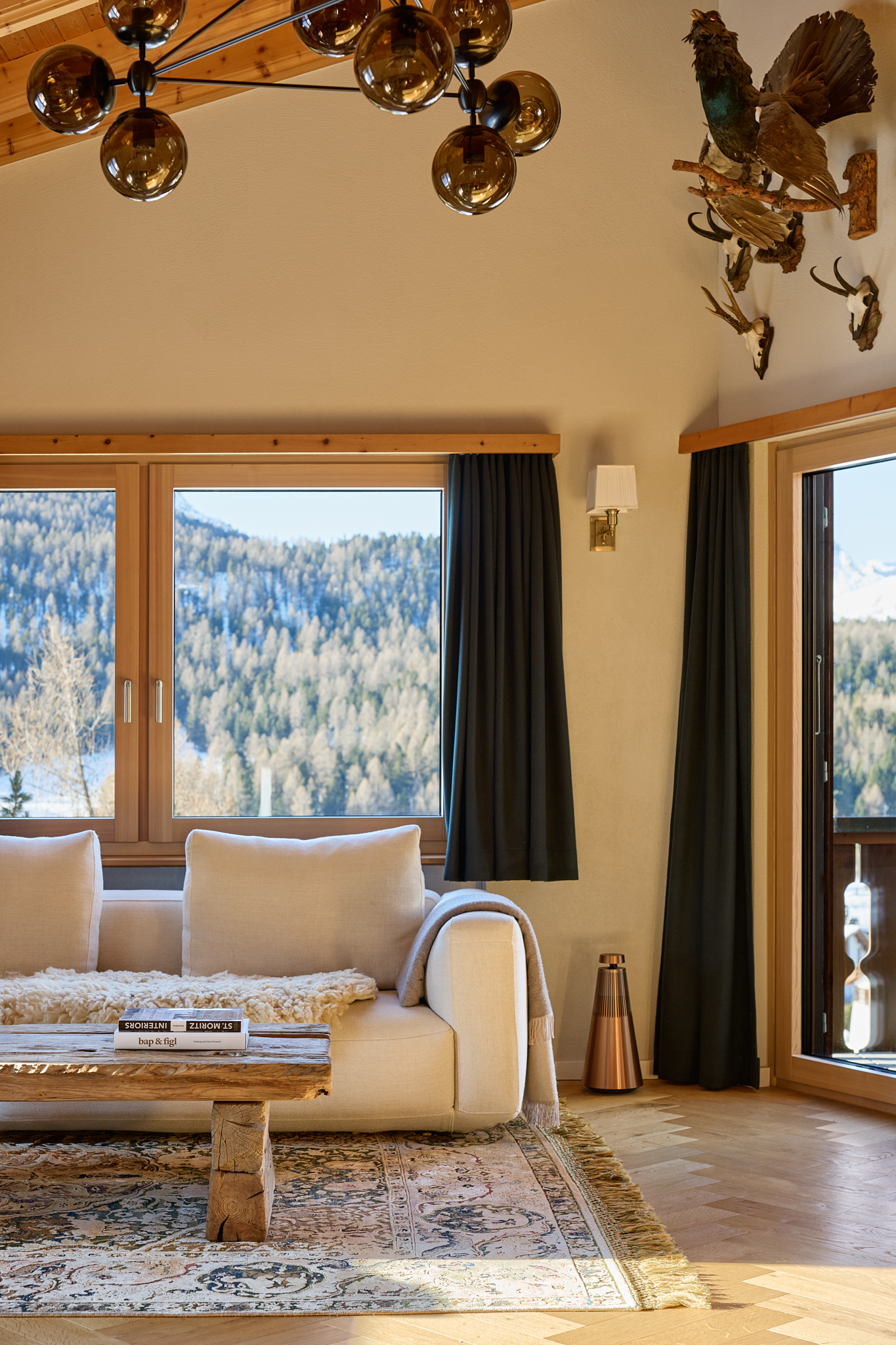 Moderner Wohnbereich der Ferienwohnung, warme Materialien und alpine Architekturfotografie von Schreinerei Fischbach.