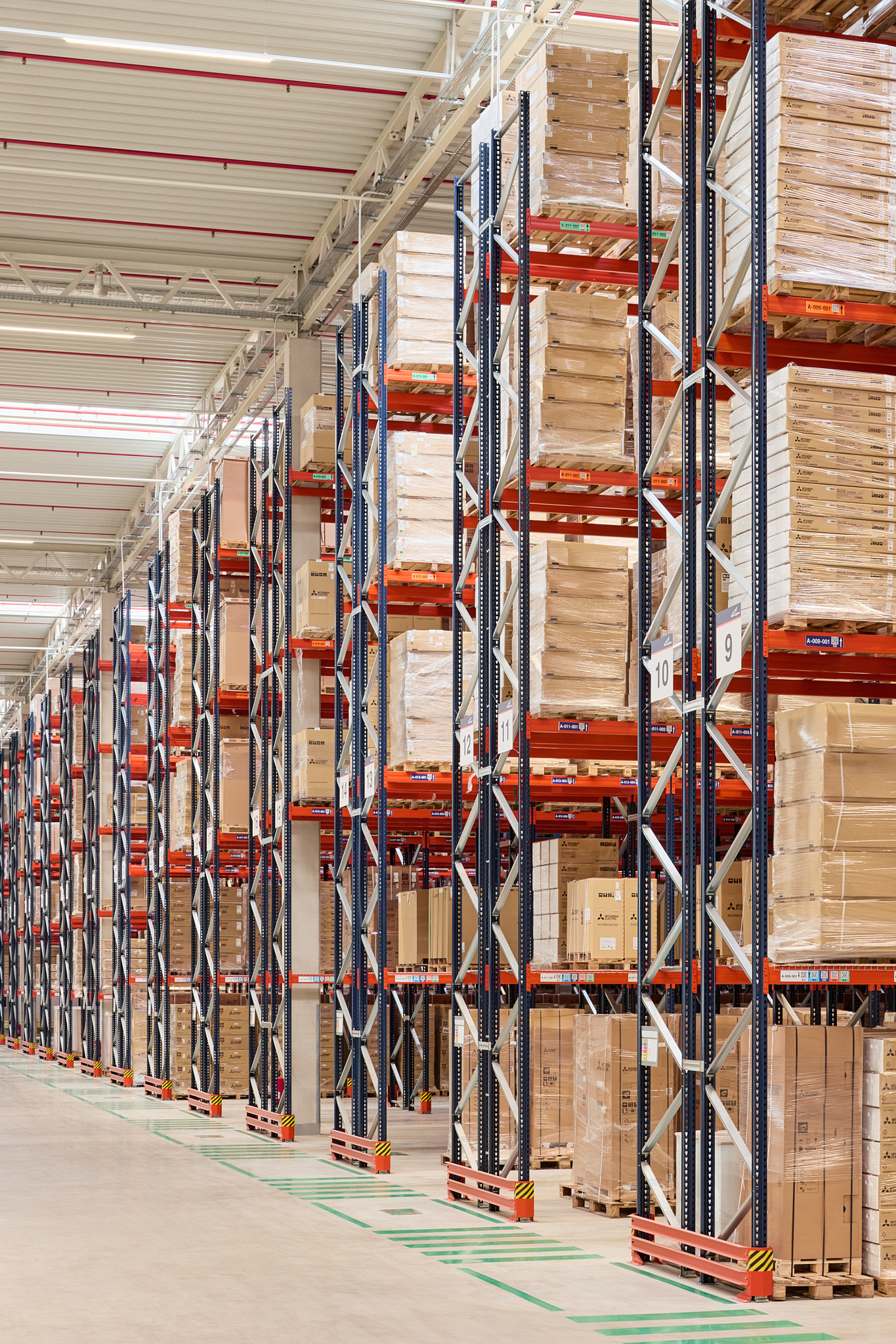 Endlose Reihen von Hochregalen im Mitsubishi-Logistikzentrum Bottrop.