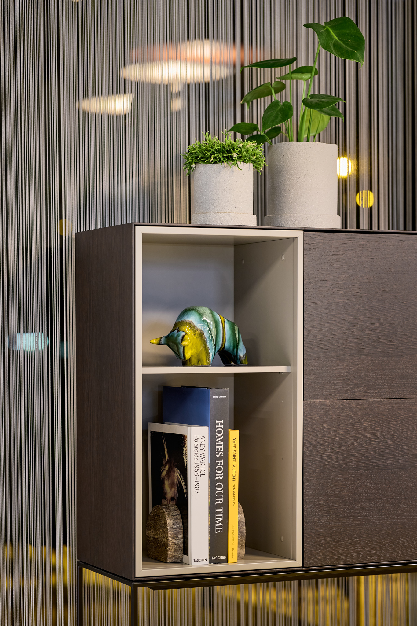 Detailaufnahme eines Sideboards mit Dekoration, elegante Markenarchitektur für BMW.