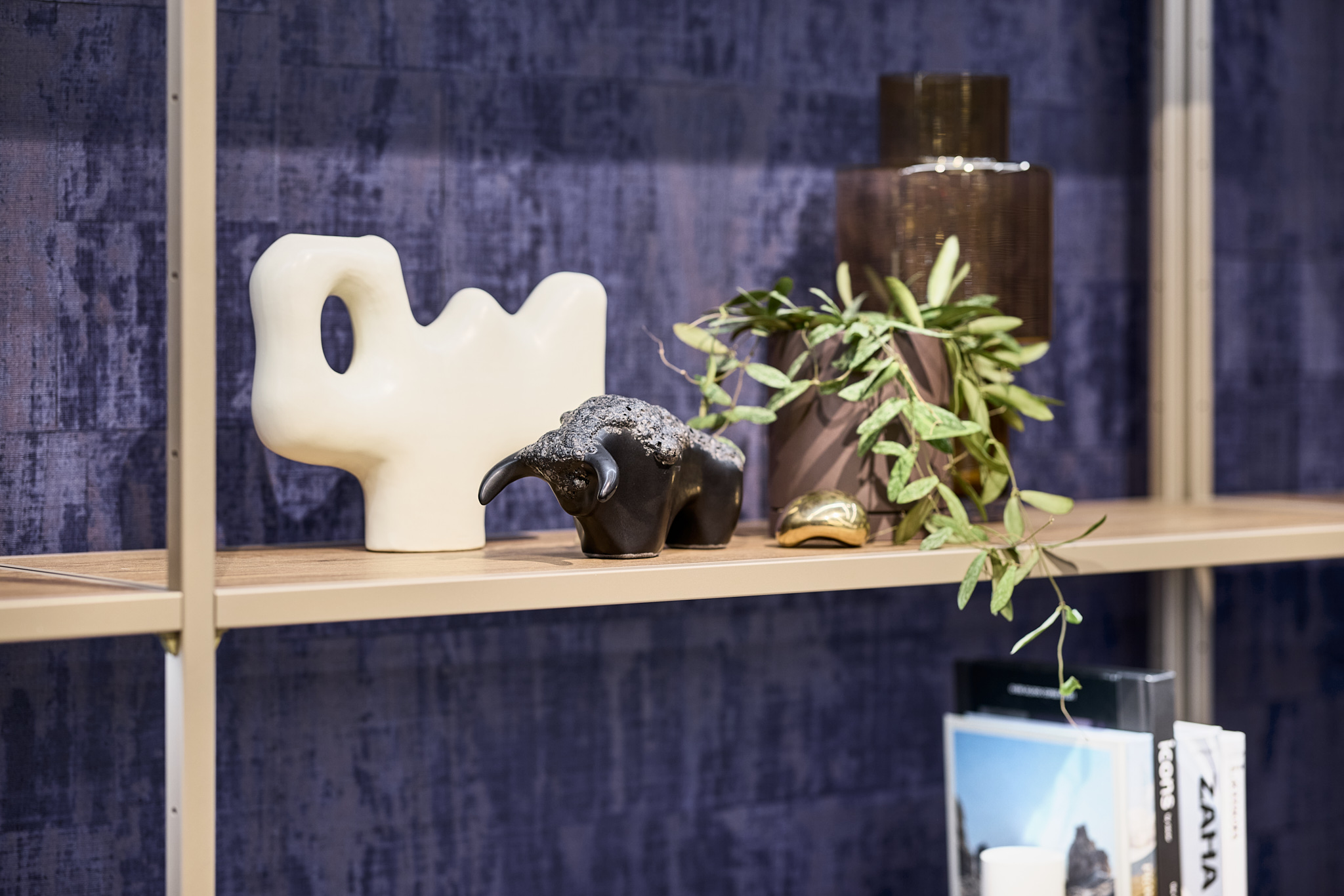 Regal mit wechselnden Dekoartikeln, klare Linien und strukturierte Markenarchitektur.