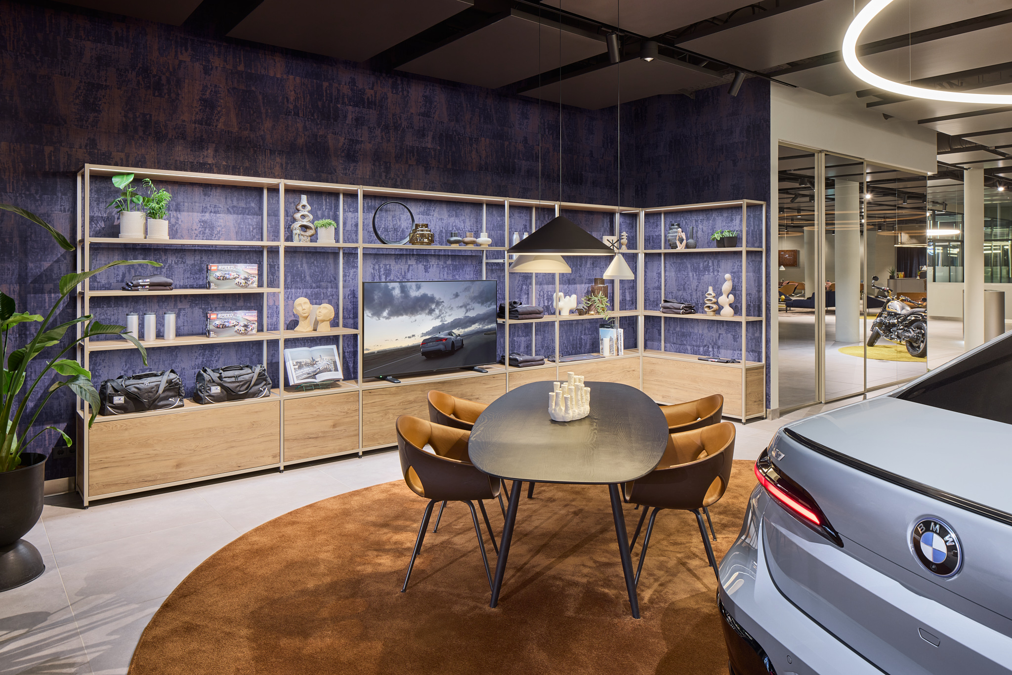 Regal mit Dekoartikeln und Kaufartikeln, moderner Showroom im BMW RetailNext Design.